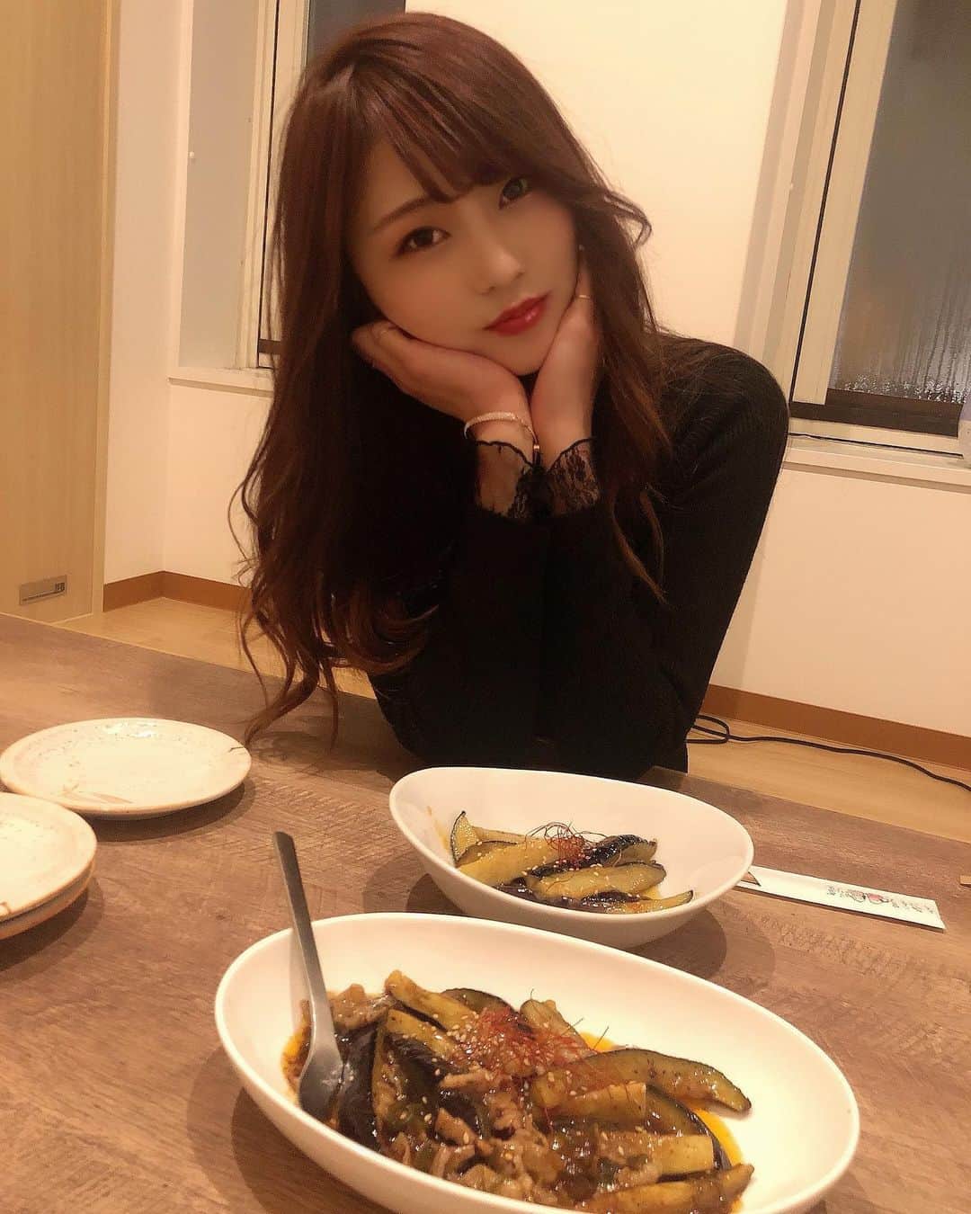 のインスタグラム：「素敵な１日✨ ご馳走さまです🐶 12月はあっちゃんの birthdayお祝いしていただき本当にありがとうございました💓💕💗感謝いっぱいの birthdayになったよ🌷🌷🌷🌷🌷🌷🌷🌷🌷🌷🌷🌷🌷 配信にも来てくれてありがとー♥️ thank youです😭🙌✨💓 皆様から暖かいギフトをいただきまして 改めて本当にありがとうございます😭✨ 🌸🌸🌸🌸🌸🌸🌸🌸🌸🌸🌸🌸🌸 1月こそイチナナLive配信ちゃんと頑張りまーす‼︎‼︎ 皆様に毎日smile〜😚♥️届けられる様に 💕💗張り切って頑張りまーす🙌✨😭 ☺️なんだかんだ言って、私が1番〜 皆様に配信で元気頂いてます♪😙ﾍﾍ 🌼🌼🌼🌼🌼🌼🌼🌼🌼🌼🌼🌼🌼 いつもありがと〜って言えて 幸せな気分にさせて頂いているのは 私だぁ☺️😂💓💗🙌笑笑 💕🐝🌻☺️🌼🌈🤍エランドール🎷ＰＭ8:00-ＡＭ1:00です🚨ｴﾗﾝﾄﾞｰﾙ＆ﾀｰｹﾞｯﾄにも是非遊びに来てください〜✌️🐰💕🌻 　1月はエランドール《あさみさん》の お誕生日 ✨birthday月です1.11.です💛次の日は😳😳✨《わかなちゃんの》 birthdayです💗💕お祝いラッシュLUSHでーす！！✨おめでとう🎉💗ﾍﾍ 来てくれるだけで♥️ありがとー！！！！♥️ 素敵な birthdayになったよ✨💕😚感謝いっぱいです♥️ 👆ちなみにｴﾗﾝﾄﾞｰﾙが本業です✨ さやかは話すことがめちゃめちゃ大好き💕 なんだなぁってここ最近凄く感じてます‼︎ 毎日初めての出逢いにワクワク🎉ドキドキ💓 毎日オシャレして可愛いメンバーちゃんと一緒に元気に皆様のご来店をお待ちしております‼︎ さやか→🥸Instagram🍑📷♡https://www.instagram.com/ssayaka0904/ も🙌✨🎉1.8万人✨🙌なりました🙌 皆様チェックして頂き本当にありがとうございます☺️💕💗💓嬉しい😆thank you〜 改めて本当にありがとうございます😭✨ ♥️♥️♥️🎉♥️♥️♥️🎉♥️♥️♥️🎉♥️♥️♥️ 今後とも宜しくお願い致します🥺。 ⚠️イチナナLIVEアプリ⚠️ダウンロード無料です 《さやか０９０４》🐝検索 ⚠️毎朝6時から6時45分までやってます🐼🐼 😚もし良かったら毎朝待ってますよー！！☺️ #帯広エランドール #帯広E'lan d'or#帯広ラウンジ #帯広スナック#帯広snack #帯広 #十勝帯広 #帯広飲み屋 #帯広写真 #帯広ローヤルプラザビル #北海道 #帯広可愛い #帯広ホステス #帯広飲み放題 #帯広アルバイト募集#帯広アルバイト#帯広求人 #帯広おすすめ #帯広女の子#帯広バイト募集 #帯広オシャレ#帯広グルメ#帯広看板娘#帯広ダンス#帯広オフィスK#帯広祭り#帯広コスプレ#帯広イベント#帯広ターゲット」