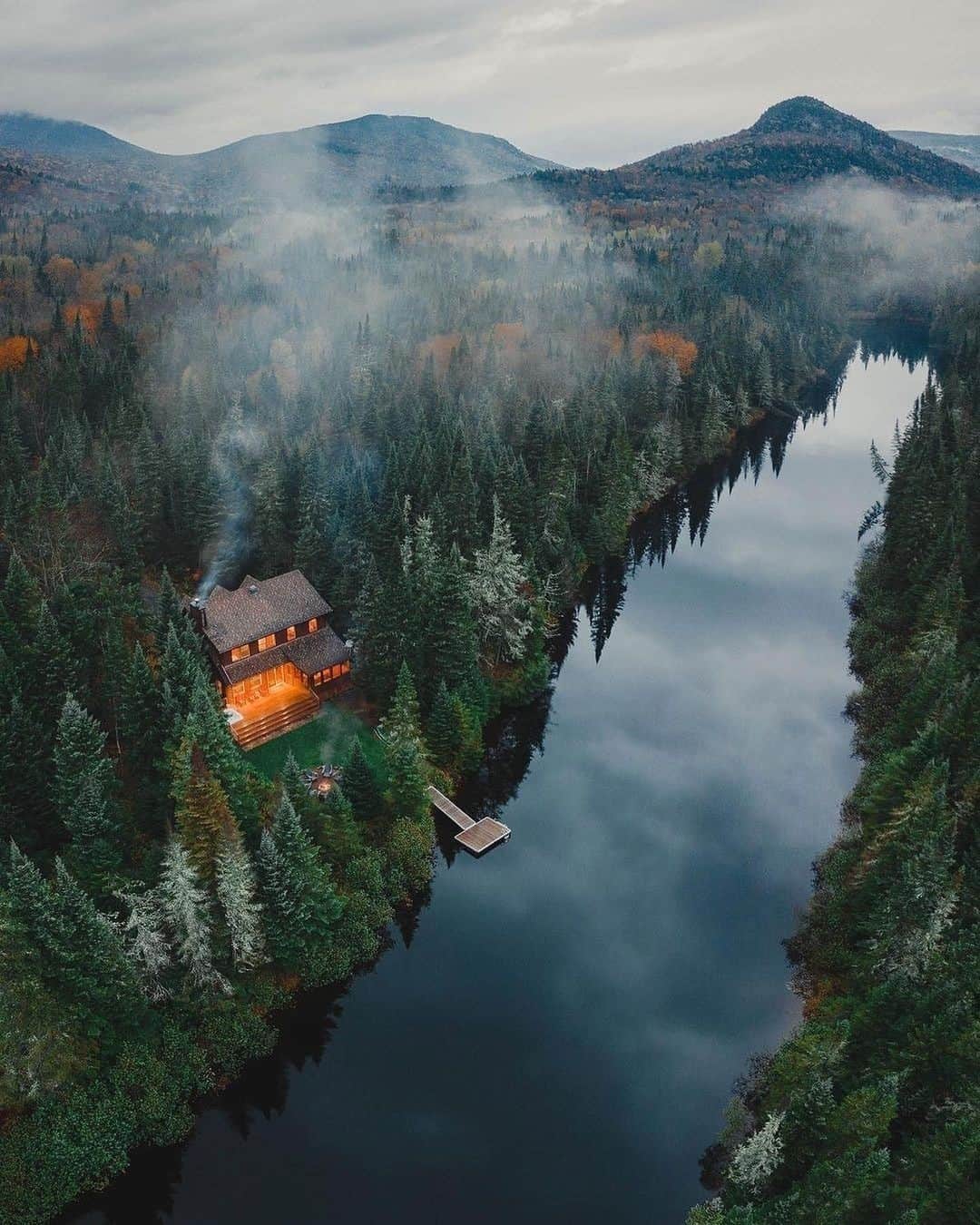 2.8 Milllon CAKESTERS!のインスタグラム：「Follow @top_luxuries and explore amazing locations and luxuries from around the world!⁠ .⁠ .⁠ Weekend isolation in Mont-Tremblant, Quebec.⁠ cc: @therollingvan」