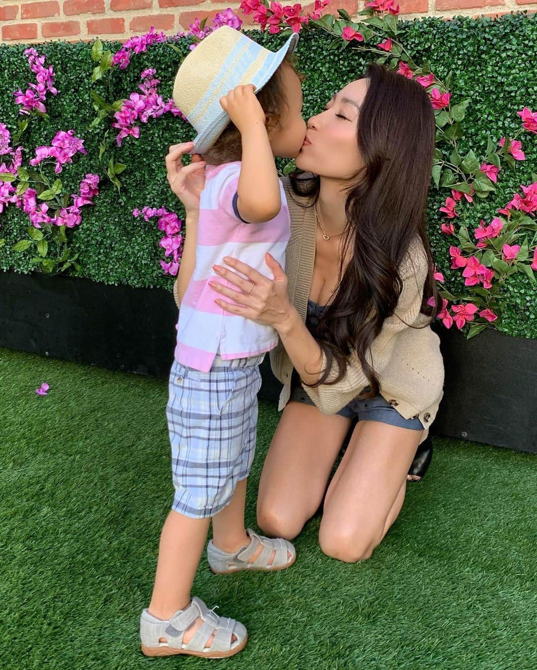 春名愛海のインスタグラム：「Love you 😘  2nd photo: Not sure if he’s copying me or it was by accident 🤣 . 最近Mama Kiss Kissってしてくれるれおくん🥰 2枚目はなんか真似された😂 . . .  #love #ファッション #时尚 #패션#japanese  #asian #boymom #happy #lalife #influencer #momlife #losangeles #japnesemodel #ロサンゼルス #カリフォルニア #ママスタ #子育てぐらむ #海外生活 #boymom #ママリ  #ママライフ #photoshoot #バイリンガル #バイリンガル育児  #kiss #kisskiss #mamasboy #kisses #toddler」