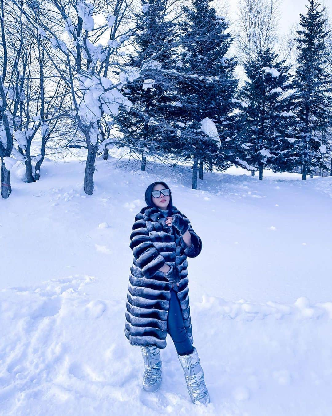 Syahriniさんのインスタグラム写真 - (SyahriniInstagram)「• The Greatest Break In life !  ______________ 𝓢𝓨𝓡 _____________  #PrincesSyahrini #Winter_January2021 #WinterWonderland」1月30日 8時10分 - princessyahrini