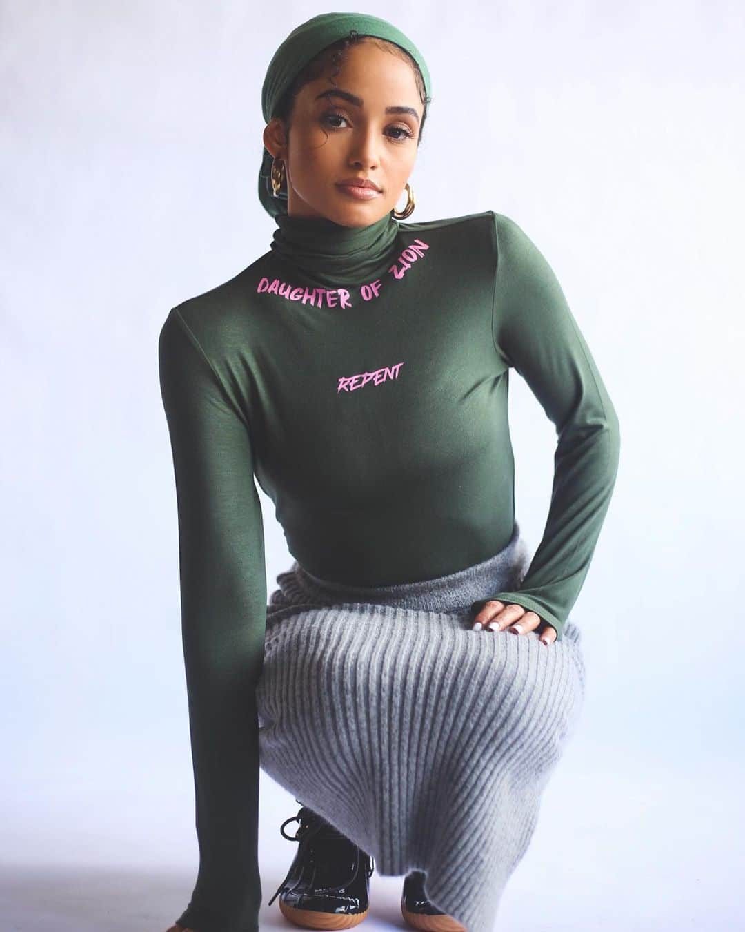 ケイラ・フィリップスのインスタグラム：「Although I am not defined by what I wear ... I am responsible to exemplify what I believe in, and that’s MODESTY. Who said virtuosity was boring? Who said that I had to expose anything to be respected? I am a daughter of Zion, not because of clothing but because of my conscious decision to live for THE MOST HIGH . All clothing by: @repentofficial333 Photographer: @dreimages」
