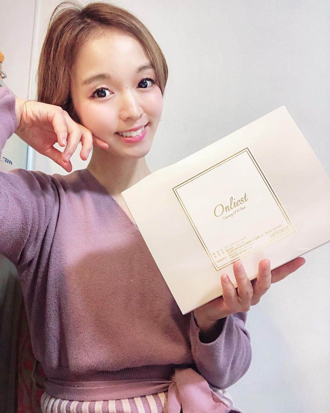 のインスタグラム：「Onliest Luxury CO2 Pack  もはや炭酸パックはみんなの常識と化していますが、こちら私の中でここ最近のパックのなかで一番おすすめ❣️  動画をみてね！ 調合タイプの炭酸パックなので新鮮、そして塗った後上からパックなどは必要なくそのまま、家事とかできちゃうの🥺❤️液だれせず15分以上たったあと、 ぺらぺらーっと剥がして捨てて、ポイ❣️ 炭酸パックの大変なところはそのあとスパチュラでとって洗ってってところだけど、これはそれがいらないの‼️ 剥がした後はいつものスキンケアで終了❤️  保湿の必須成分！三種の厳選セラミド配合なので、もちろん肌はもちもち❤︎血行促進効果も炭酸だからあるので、冬に最適！  #Onliest #オンリエスト #炭酸パック @onliest_official #pr #産後スキンケア #敏感肌 #大人のエイジングケア #美容 #美容オタク #美容好きな人と繋がりたい #美容オタクさんと繋がりたい #読者モデル #読モ #産後11ヶ月 #ママさんと繋がりたい #男の子ママと繋がりたい #プレママさんと繋がりたい #フォロワー募集中　 #コスメレビュー #コスメレポ #おすすめコスメ #おすすめスキンケア　 #アラサースキンケア #30代スキンケア」
