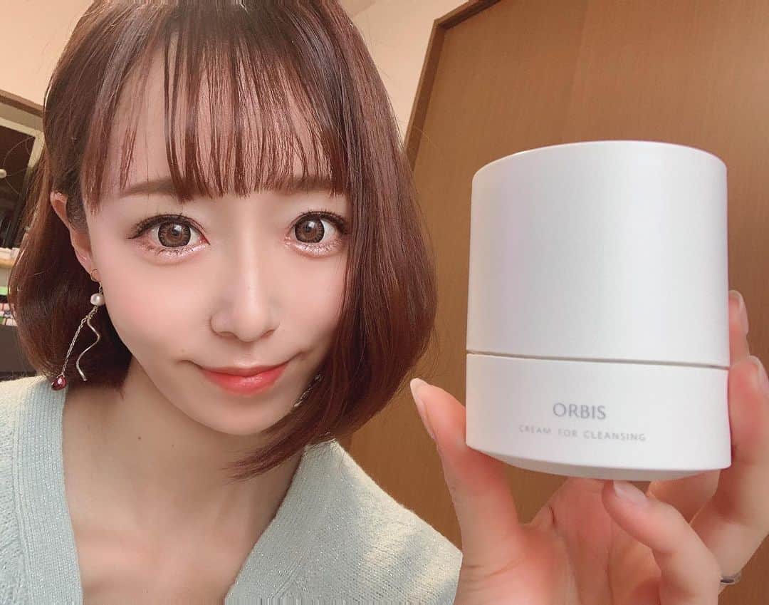 のインスタグラム：「0130 おはさーちゃん\( ･ᴗ･ ) 誰もが知ってる超有名ブランド オルビスのオフクリームがすごい！ ベスコス32冠、年間ベスコス受賞と まぁこれだけで凄さ伝わるんだけど笑 実際に使えば納得。ヘビロテ確定商品😇 一緒に流れがちなうるおいはちゃんと残して 汚れだけをオフしてくれるから肌モチモチ💓 全神経集中させてクレンジングしてたけど 化粧品が見極めてくれる時代になったのね。 メイク落とし＝作業じゃなくて 幸せな時間に変わりそう✨ありがたや〜☺️ ＊ さ〜て今日は土曜日！ ゆっくり過ごしましょ( *ˊᵕˋ )🌈 ・ ・ #fashion #ootd #makeup #kawaii #instafashion #outfit #me #follow #followme #instagood #華月咲 #さーちゃん #美容女子 #自撮り女子 #ORBIS #オルビス #スマートエイジング #オルビスオフクリーム #オフクリーム #クレンジング #monipla #orbis_fan」