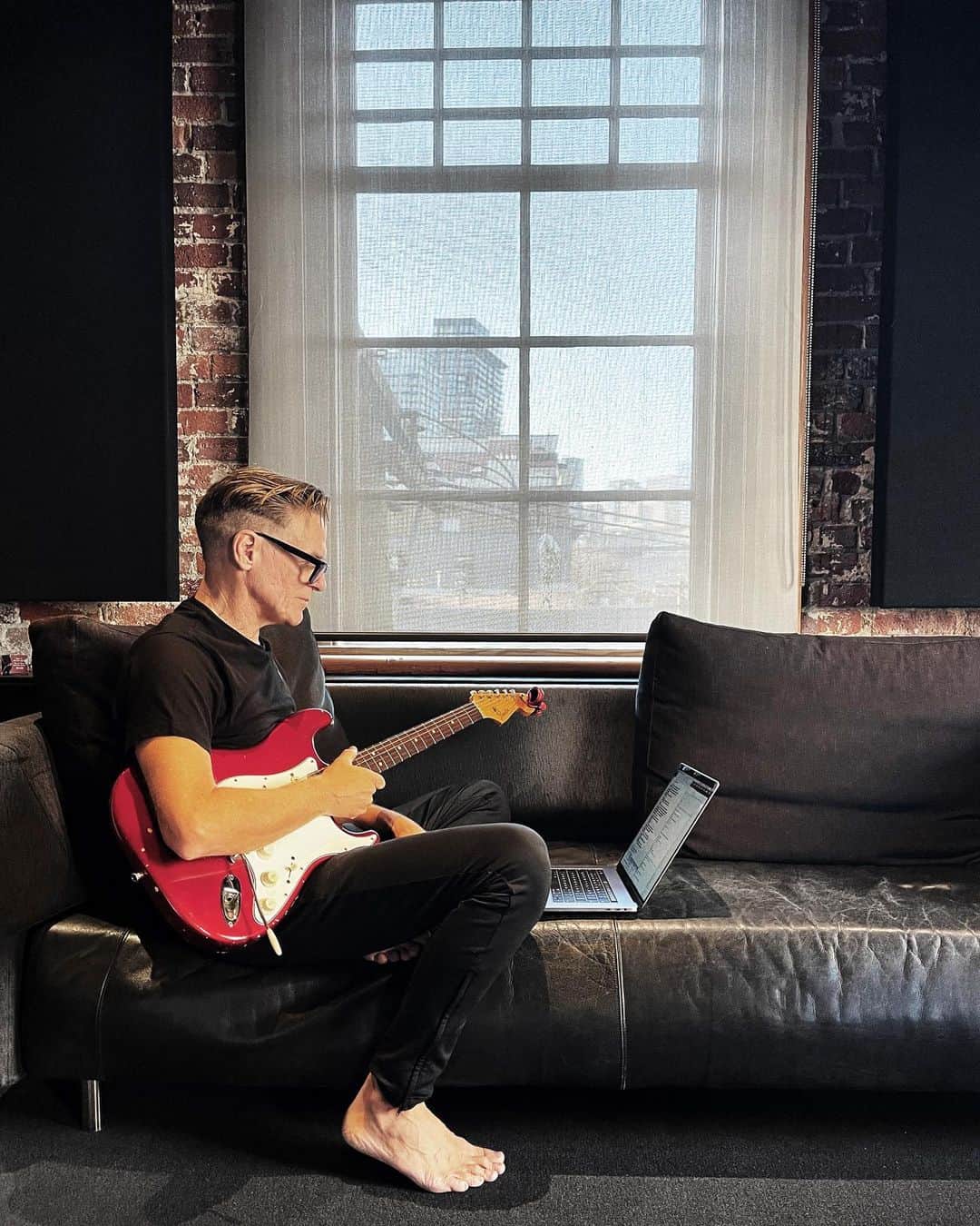 ブライアン・アダムスのインスタグラム：「Writing songs is easy...writing good ones is hard. #album15」