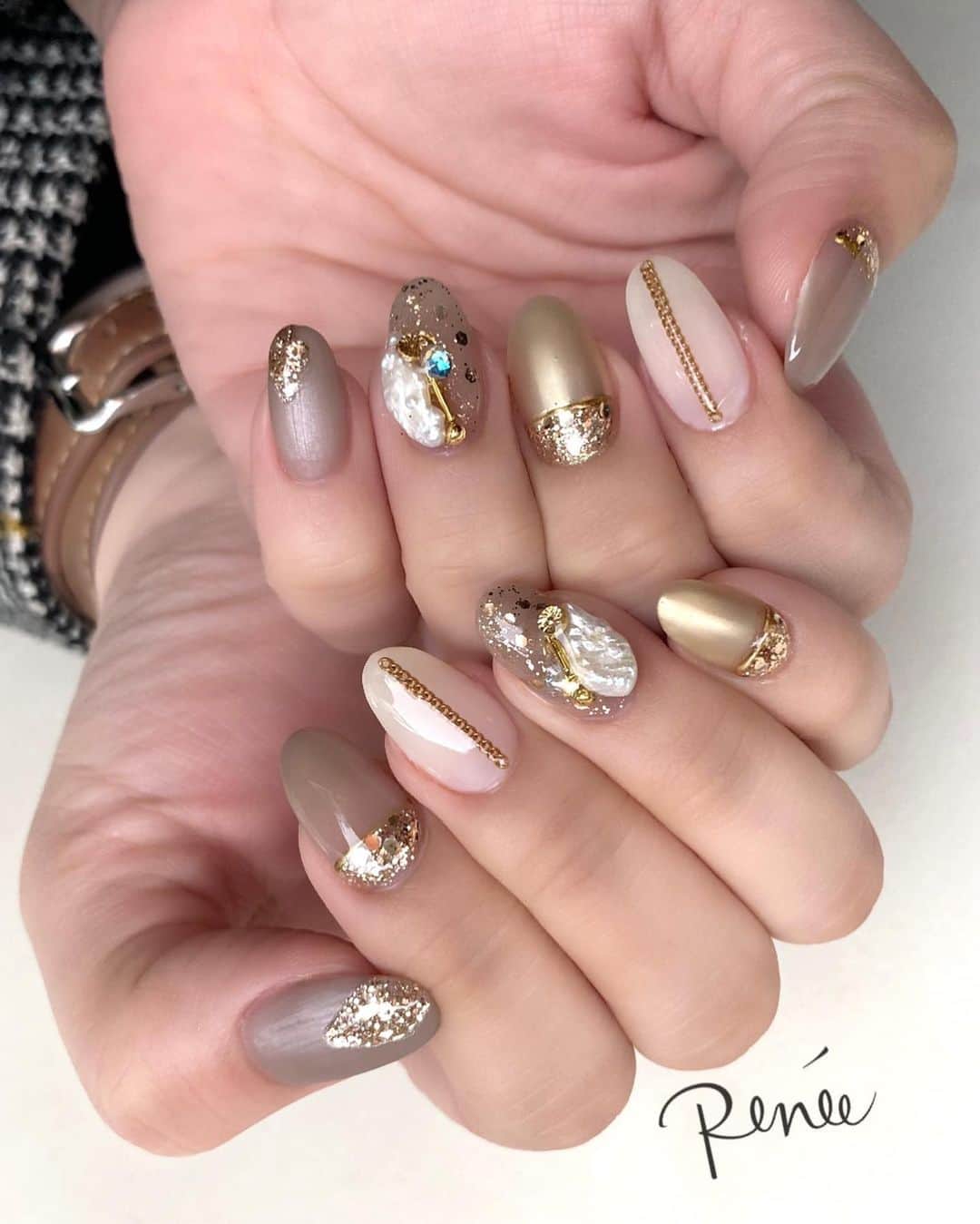 ネイルサロンレネのインスタグラム：「design by @renee_haruna.24   nailsalon Renée®︎﻿ ￣￣￣￣￣￣￣￣﻿ TV.メディア出演﻿ スタッフ全員資格保持者﻿ カラー300種類以上﻿ パーツ1000種類以上﻿ 雑誌掲載デザイン多数﻿ ﻿ ﻿ ﻿ ▫︎Renée梅田本店﻿ 【open-close】10:00〜21:00﻿ 【定休日】不定休﻿ 【add】大阪市北区堂山町15-23-908﻿ ﻿ ▫︎Renée les deux梅田店﻿ 【open-close】10:00〜21:00﻿ 【定休日】不定休﻿ 【add】大阪市北区堂山町15-23-1003﻿ ﻿ ▫︎Renée by Beauland Ashiya芦屋店﻿ 【open-close】10:00〜21:00﻿ 【定休日】不定休﻿ 【add】芦屋市業平町6-11 Ashiya grotto 302﻿ ﻿ ﻿ ﻿ ﻿ ▶︎▶︎▶︎初回クーポンご利用頂けます﻿ ￣￣￣￣￣￣￣￣￣￣￣￣￣￣￣￣﻿ ご予約はプロフィールTOPのリンク内﻿ URLをご利用下さい。﻿ ﻿ ﻿ ﻿ メニューに迷った方やご相談は…﻿ ﻿ 　　🤍Renée公式LINE🤍﻿ ─────────────﻿  【@bos7903t】←※@から入力🔍﻿ ﻿ ﻿ ﻿ ﻿ ﻿ #nail#nails#gelnails#nailart#ネイル#ジェルネイル#美甲#네일#젤네일#nailsalonrenee#ネイルサロンレネ﻿ #大阪ネイルサロン#梅田ネイルサロン#芦屋ネイルサロン#神戸#芦屋#beauland#ビューランド﻿ #芦屋ネイルサロン#love#instagood」