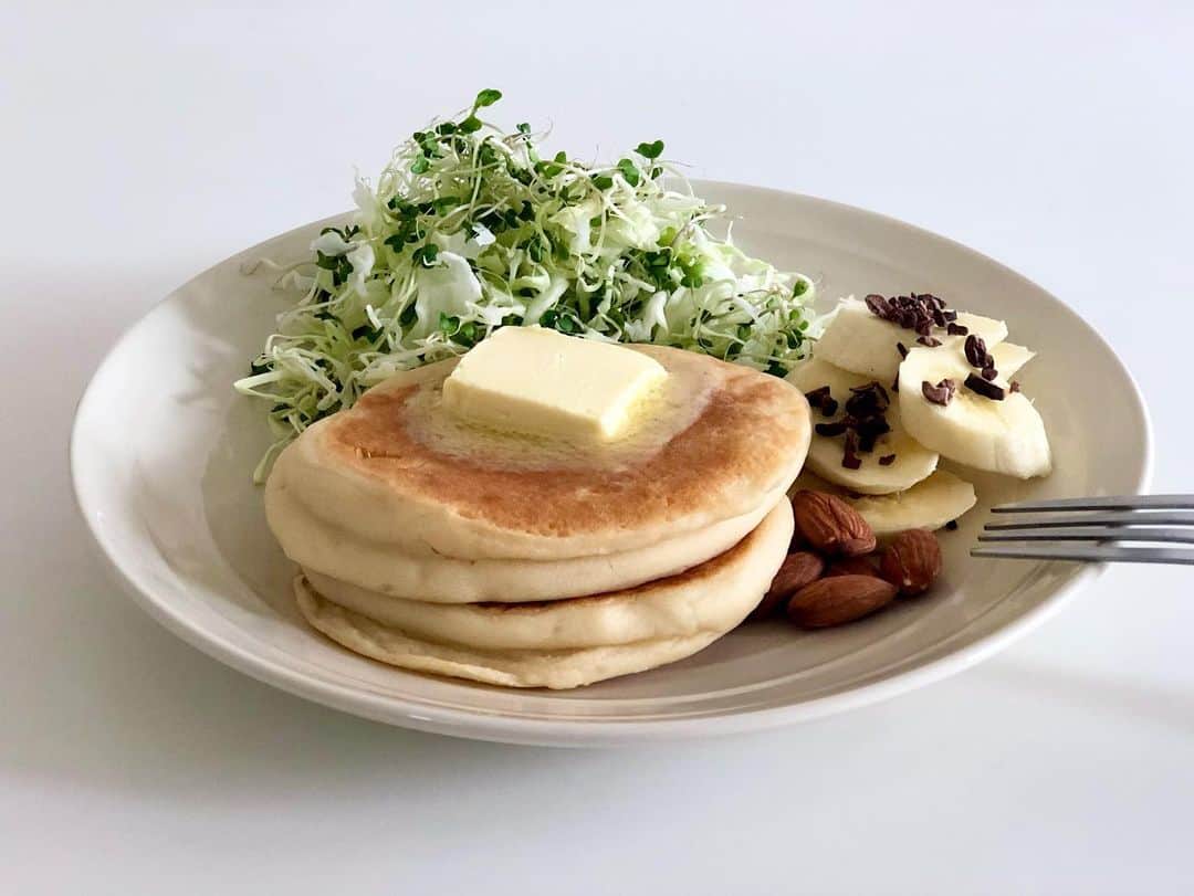 kuuのインスタグラム：「本日の朝ごはん、パンケーキ。  #菜食プロジェクト 今回のテーマは「菜食朝食」  ぜひ皆さまもお気軽にご参加ください。 菜食には興味ありません！って方も、そんなこと言わずにぜひこの機会につくってみてください😆 明日までの期間中に、菜食の朝ごはんをつくったらタグ付けに @saishoku_project を選んで投稿するだけ✨ 選ばれると賞金も出るんですって🤫  今朝は作り置きしていた米粉のパンケーキ。 もちもちでおいしかった！ パンケーキのレシピは @morinokomepan さん 絹ごし豆腐と米粉でふっくらもちもち。 家族にも大好評です。  とろーりとろける @alishanorganic  さんのヴィーガンバター。 これは心の底から試してみてほしいと思うバターです。 原材料見ながら食べると、世の中のバター全部もうこういうのでよくない？ときっとなるはず。  ぜひこの機会に菜食にチャレンジしてみたよー！とお気軽な参加をお待ちしてます😊 賞金も狙ってね！←プロジェクトメンバーは対象外🥲  ＿＿＿＿＿＿＿＿＿＿＿＿＿＿＿＿＿＿  What's 菜食プロジェクト？ 主催 @ayo__yasui  . ▶︎ 狙い・コンセプト  菜食は難しいものではなく 「The Academy of Nutrition and Dietetics」 （栄養と食事のアカデミー）にも 老若男女、妊娠、授乳、幼児期 青年期、高齢者、スポーツ選手を含め 含めて適切な食生活であると 記されています☺︎  菜食料理は、それぞれが 自己を健全に表現出来る 身近なものです✳︎  菜食の楽しさ手軽さ美味しさを 楽しく広げていきたい☺︎ そんな想いで立ち上げました♡ . ＿＿＿＿＿＿＿＿＿＿＿＿＿＿＿＿  #菜食プロジェクト  決められたテーマに沿ったものを 個々で作り@saishoku_projectを タグ付けして投稿します！ . 開催は1ヶ月に 1回程度で考えてます！ . メディアに取り上げられるほどの 巨大プロジェクトにして行きましょう☺︎♡ . プロジェクトメンバー @ayo__yasui  @motherhood_living  @sungreens___  @m___yukari  @m___stgrm  @__hitomihitomihitomi__  @yu_ki_saito  @sa_chi_tan  @veg.icura  @naotrj  @taoyaka1121  @yuri.h__  @yuu_ka.0415.n  @umama10  @plantliving_mayu  @osusowake_miyu  @arinko._.tnk  @my_simple_style  @maruchon12  @vegan_sns  @nanakorganic   ＿＿＿＿＿＿＿＿＿＿＿＿＿＿＿＿＿＿  #菜食の勧め #菜食 #焼肉 #ちーずたっかるび #vscocam #vscofood #インテリア #house #homestyle #home #マイホーム #おうちカフェ #room #instagood #instafood #instalike #vsco #暮らし #シンプルライフ #日々 #おうちごはん #朝ごはん #和食 #洋食 #oishii #veggy #plantbased #パンケーキ」
