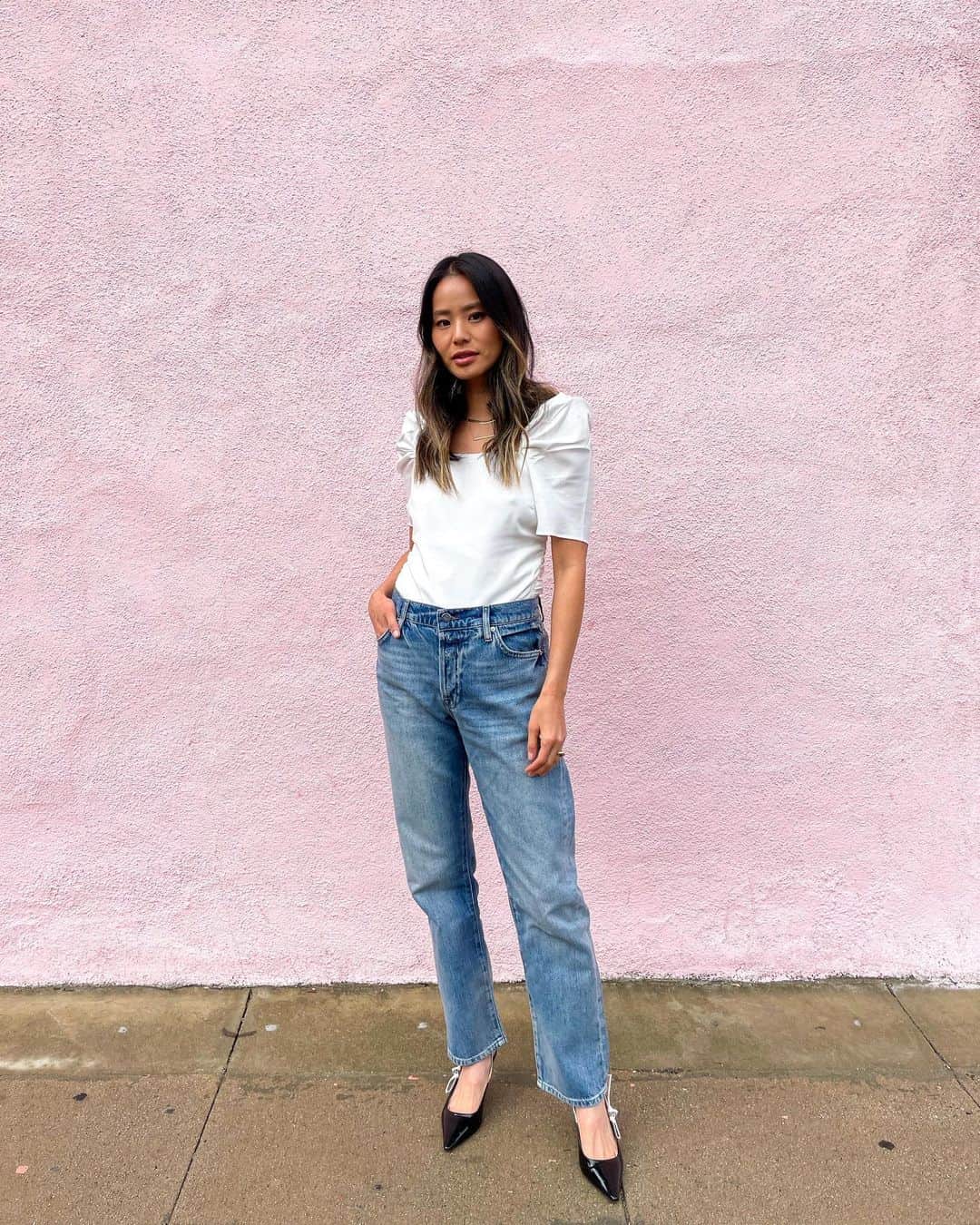 ジェイミー・チャンのインスタグラム：「Any day dressing up and being comfortable is a win. Knowing that these @FRAME Le slouch jeans are sustainable is icing on the cake. Get 20% off your first @FRAME purchase with code JAMIE20 😘 #FRAMEbyYou #framepartner」