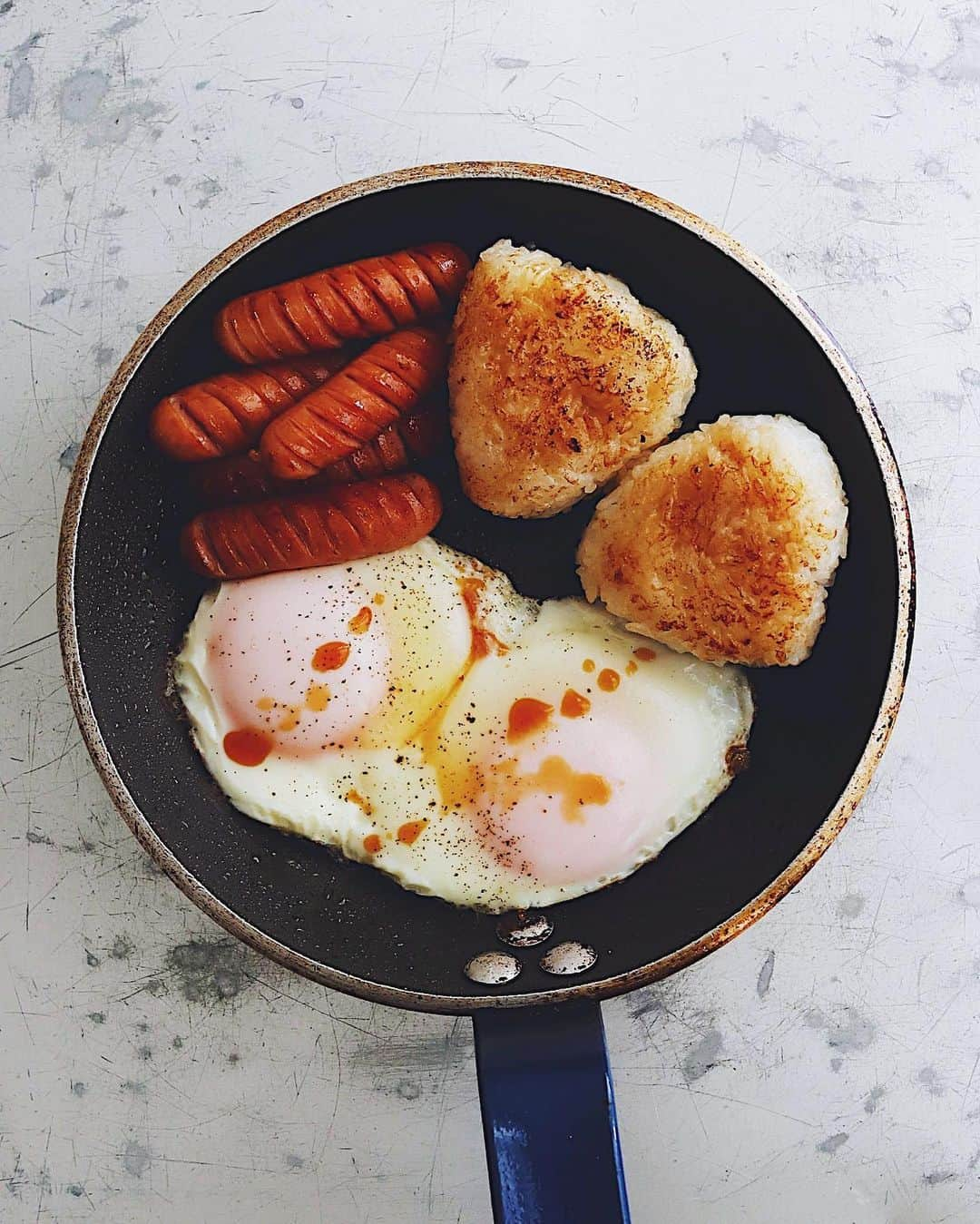 樋口正樹さんのインスタグラム写真 - (樋口正樹Instagram)「Today's breakfast . 今朝はフライパン１つに ベストコンディションの 目玉焼き、焼きおにぎり、 ウインナーの３点盛りで。 . . . #フライパン料理 #フライパン１つ #初級 #朝ごはん #朝食 #目玉焼き #ウインナー #焼きおにぎり #デバイヤー #三点盛り#キャンプ飯 #キャンプ料理 #キャンプごはん #DEBUYER #fryingpan #🍳」1月30日 8時29分 - higuccini