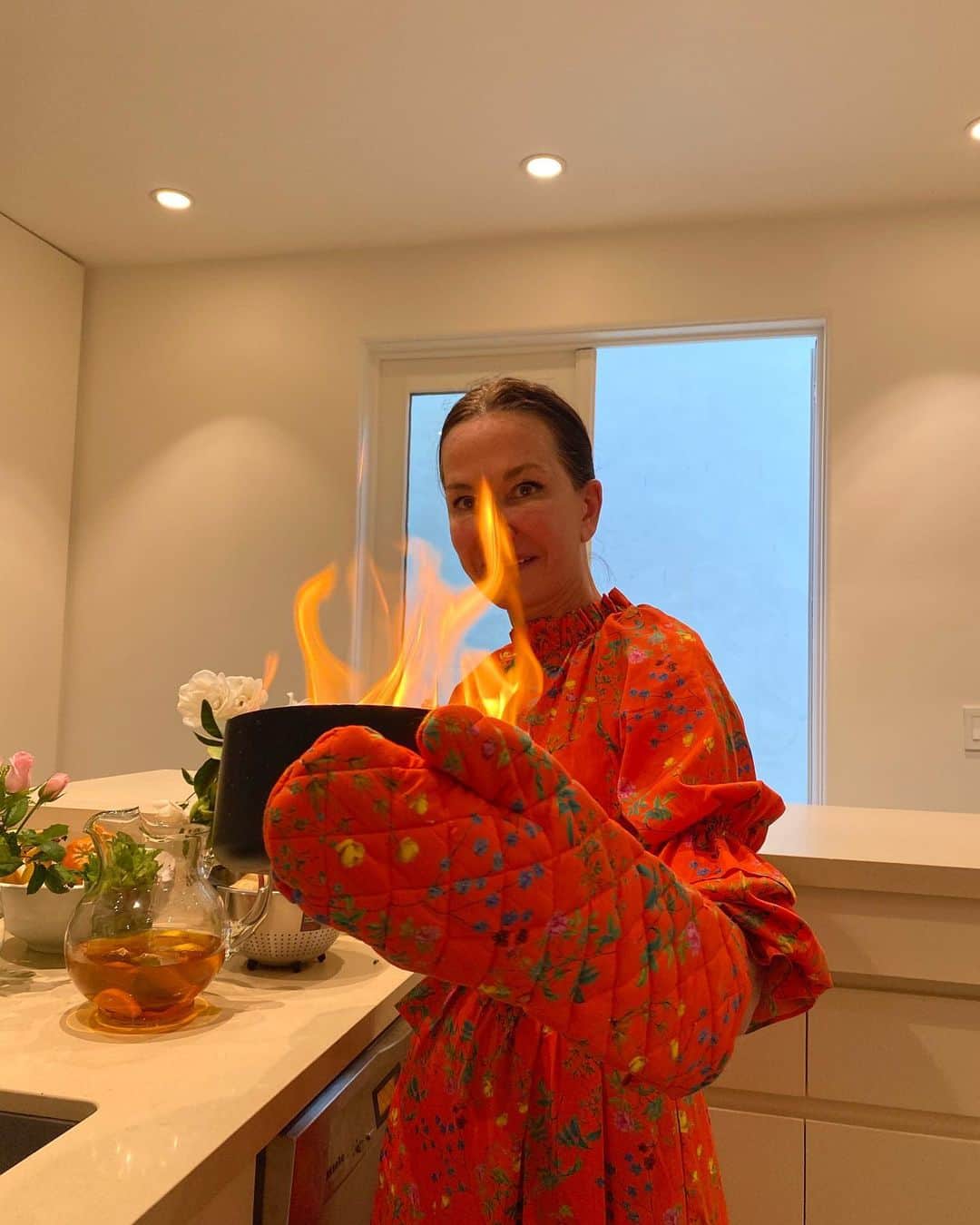 のインスタグラム：「Kids...dinner 🔥🔥 !! pretty new elbow length oven mitts & since you asked ... the flames are real !!!」