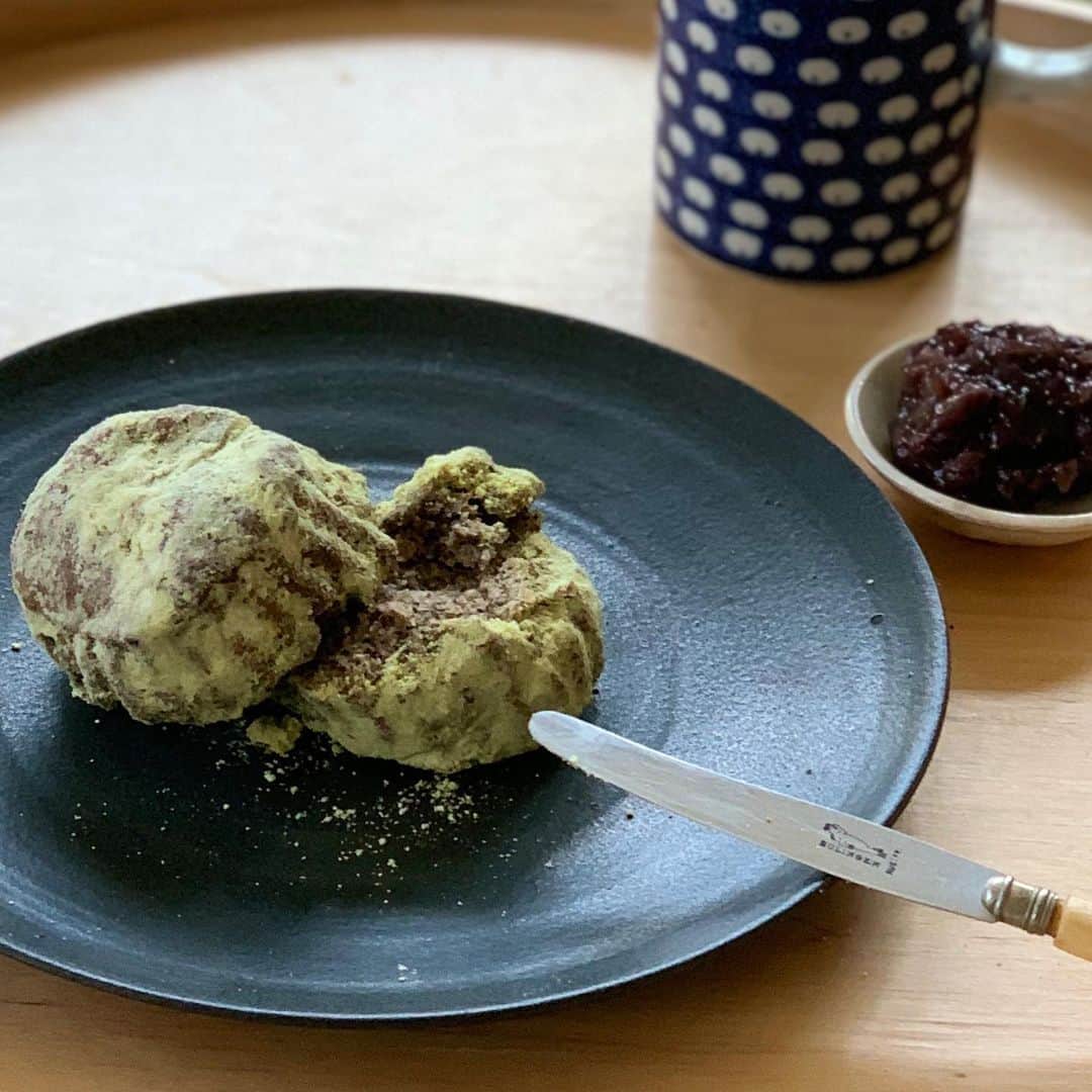 OKAのインスタグラム：「木花日和でテイクアウトした抹茶きなこスコーンに餡子を添えて。  #朝食」