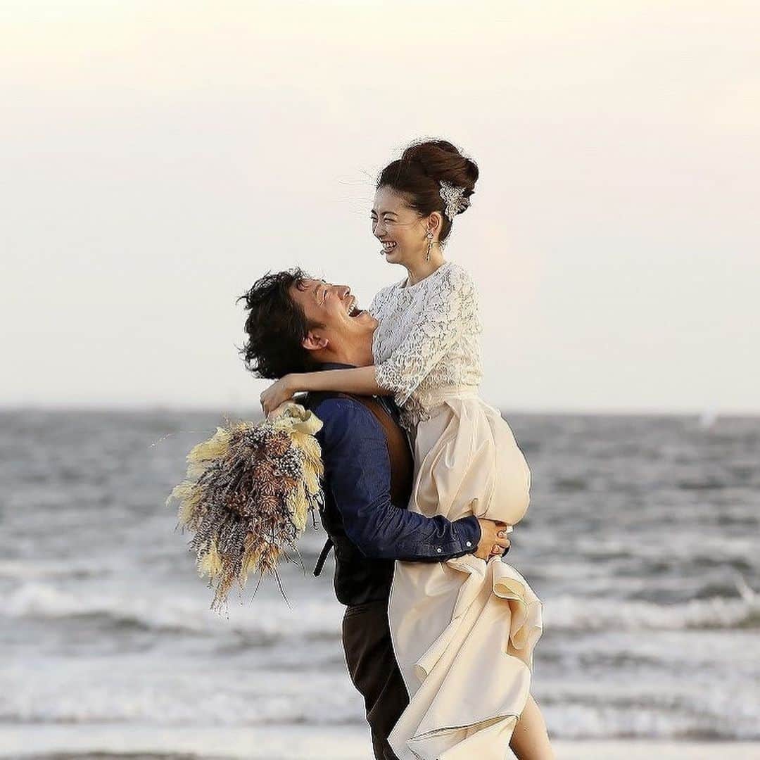 The KAMAKURA WEDDINGのインスタグラム：「秋の訪れを感じる夏の鎌倉湘南の海で二人だけのロケーション撮影。鎌倉がかけがえのない想い出の場所に。」
