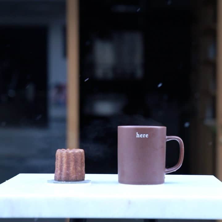 山口淳一のインスタグラム：「Snowing again in the early morning. —— #japan #kyoto #here #coffee #herekyoto #canele #latte #latteart #art #cafe #slayer #espresso #roasting #glass #日本 #京都 #コーヒー #カヌレ #ココカヌレ #ラテ #ラテアート #アート #スレイヤー #エスプレッソ #焙煎 #バリスタ #グラス #おうちでココカヌレ #お取り寄せ #お取り寄せスイーツ」