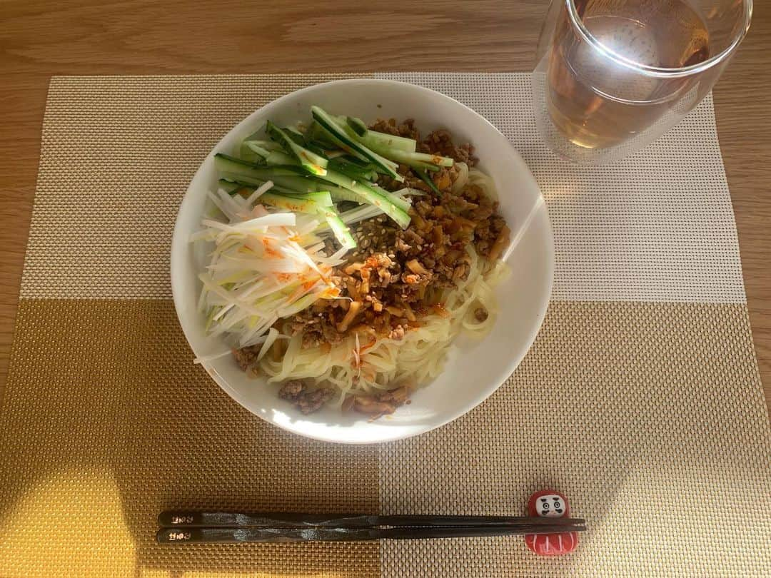 長谷川晴奈のインスタグラム：「#はせはるのアスリート飯  本格的に作ってみました🙌 今回は筋力系トレーニングに最適な メニューと反射神経系トレーニングに最適なメニューです😌  昼の献立（時短）☀️ 時間がない時にワンプレートで 多くの栄養素を取れる  ・ジャージャー麺  夜の献立🌙 （スピード&パワー）🧠💪🏻 反射神経系トレーニング 筋力系トレーニングに最適  ・きのこ麻婆豆腐 ・トマトと卵のスープ  昼ごはんは時間がなかったので その時にも時短で作れて、かつ必要な栄養素を取れるご飯にしました！ 肉味噌には大豆、たけのこ、生姜、長ネギを使ってるのでそれだけでも 充分栄養が取れて良いなと思いました😊 主な栄養は ・炭水化物 ・タンパク質 ・マグネシウム ・鉄 ・ビタミンB群  夜ご飯はきのこを3種類使った麻婆豆腐です！これは反射神経系に良い食べ物で頭が冴えたり脳に素早く神経を伝達させて瞬時に判断できるようにバランスを考えて作られたご飯です。こんなに美味しいのに優秀で凄いなと思いました笑 主な栄養素 ・カルシウム ・マグネシウム ・ビタミンB群 ・タンパク質 ・鉄  もう一つは筋力系トレーニングに最適なスープです！タンパク質を多く取れてビタミンも取れるので手軽にスープで補えるのが良いですよね👍 主な栄養素 ・タンパク質 ・ビタミンB群  以上！参考になれば嬉しいです☺️ レシピは長くなるので省略します。また作った時は投稿します👍  #勉強の一環　#勉強中　#スポーツ栄養　#スポーツ栄養プランナー　#アスリート飯　#アスリート食　#食事　#お昼ご飯　#昼飯　#夕飯　#夜ご飯　#献立　#メニュー　#筋力トレーニング　#反射神経トレーニング #タンパク質　#ビタミン　#ビタミンB群」