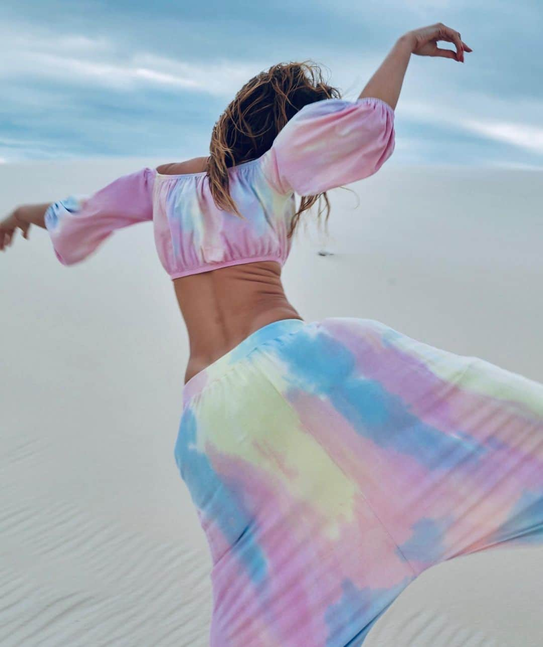 イザベリ・フォンタナさんのインスタグラム写真 - (イザベリ・フォンタナInstagram)「Meu mood ... Dance with nature 🍃🍃🍃  Happy Friday 🍀 lucky Friday #nature #natureza #dunas #dunes #mood #vibe」1月30日 8時52分 - isabelifontana