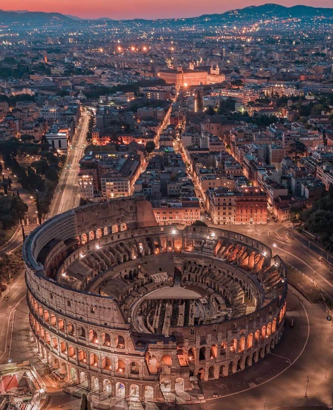 Earth Picsさんのインスタグラム写真 - (Earth PicsInstagram)「The Colosseum in Rome, Italy 🇮🇹 Have you ever been? 📷 @danieleragazzini」1月30日 8時53分 - earthpix