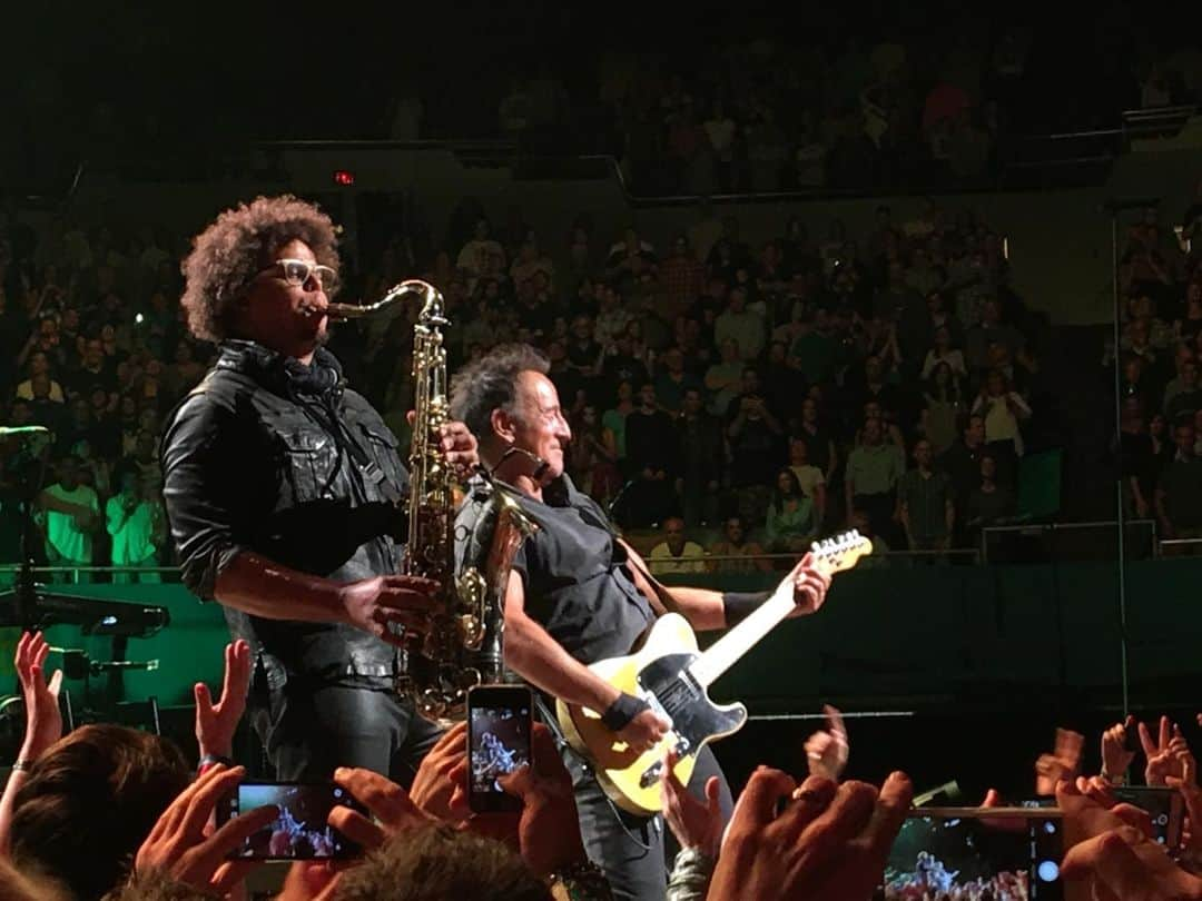 チャド・ロウのインスタグラム：「Took this shot a few years back. Seeing it lifted my spirits! Hope it does yours too! @springsteen @jakeclemons」