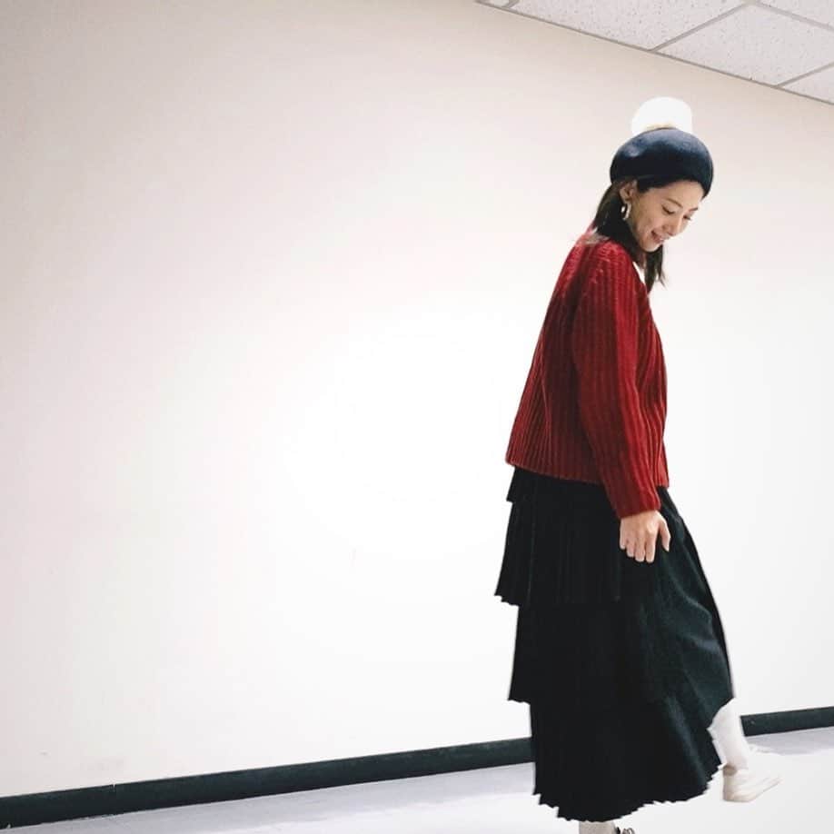 加藤理恵さんのインスタグラム写真 - (加藤理恵Instagram)「このスカート気に入ってる。 お尻だけボリューム。アヒルのお尻みたいにもったり。  #clane #クラネ #stunninglure #スタニングルアー」1月30日 8時56分 - vivi_729