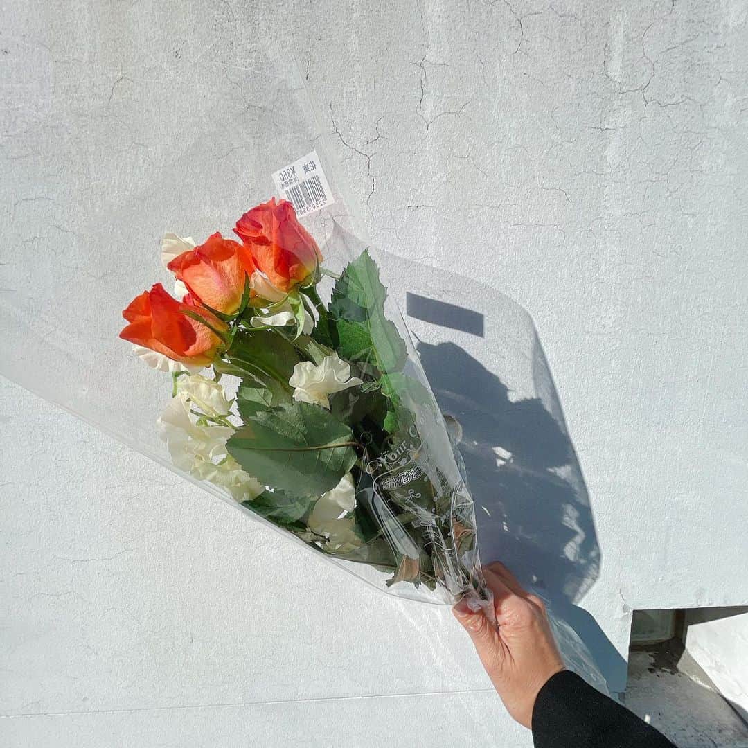 森下千里のインスタグラム：「スーパーで、350円。  どんな日も花は、 おうちにかかせません🌷  今日はオレンジの薔薇🌹🧡で。 . . #flowers #花をおうちに飾ろう  #mylifestyle」