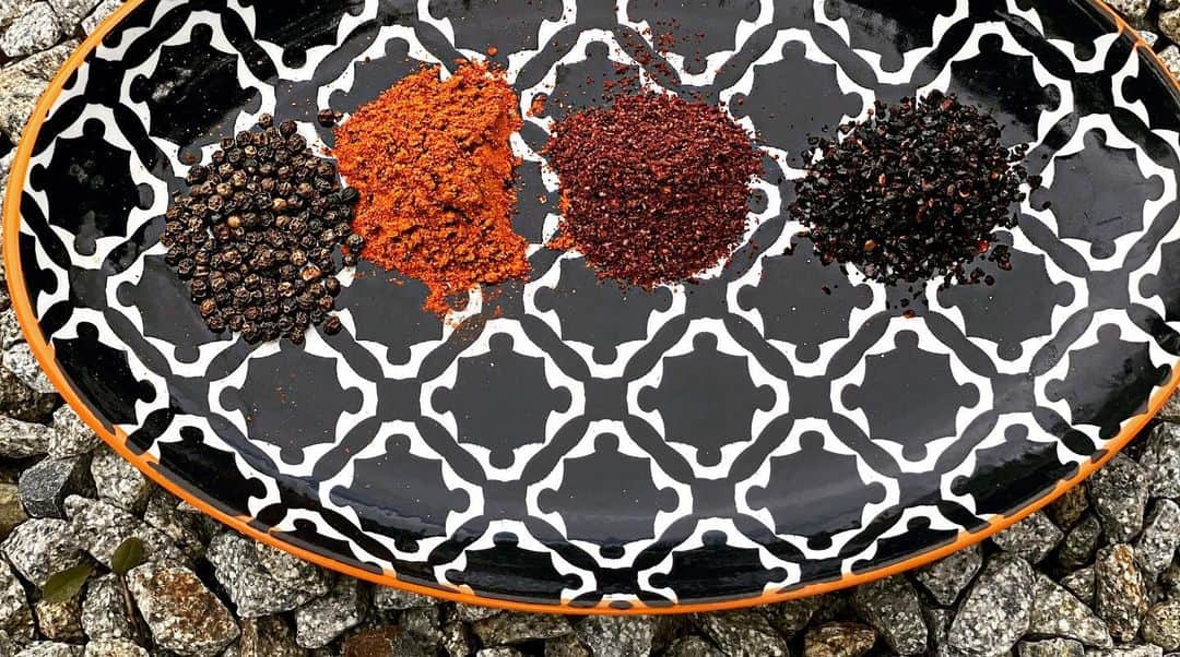 ケリスのインスタグラム：「New  GOLD MINE BOX available now ! Spice of life . These flavors are unique and warm just like the countries they are inspired by. It's cold out so I have been feeling like flavors that warm my belly and ignite my imagination with all the possibilities. Did you know that compounds in black pepper especially piperine protect against cell damage, aid in digestive issues and my favorite black pepper is known to promote nutrient absorption. And this one is infused with cbd. @bountyandfull it's a lifestyle」