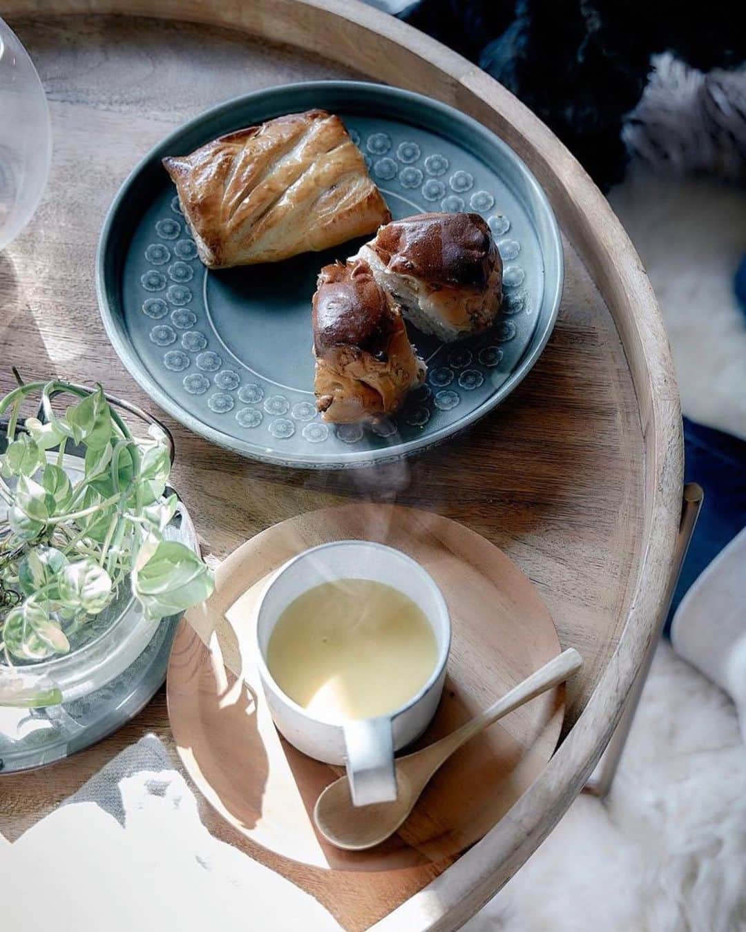 ANDERSEN アンデルセンさんのインスタグラム写真 - (ANDERSEN アンデルセンInstagram)「Hyggeな時間🇩🇰﻿ ﻿ by @lindyiso  ・﻿ 今日は日差しがポカポカ。﻿ ・﻿ アンデルセンのパンとコーンスープでゆっくりHyggeな時間。﻿ ・﻿ ヒュッゲホットスープは北海道産コーンのまろやかコーンスープ🌽﻿ こちらも店頭で買えるので是非お試しあれ♪(レトルトパウチになってます)﻿ ・﻿ @andersen_official_jp ﻿ ・﻿ #hygge #denmark #andersen #bakery #lifestyle #life #morning #hyggelife #foodphotography #foodpic #foodstyling #cozy #cozyhome #cozycorner ﻿ #アンデルセン #アンデルセンのパン #ヒュッゲ #ヒュッゲな暮らし」1月30日 9時15分 - andersen_official_jp