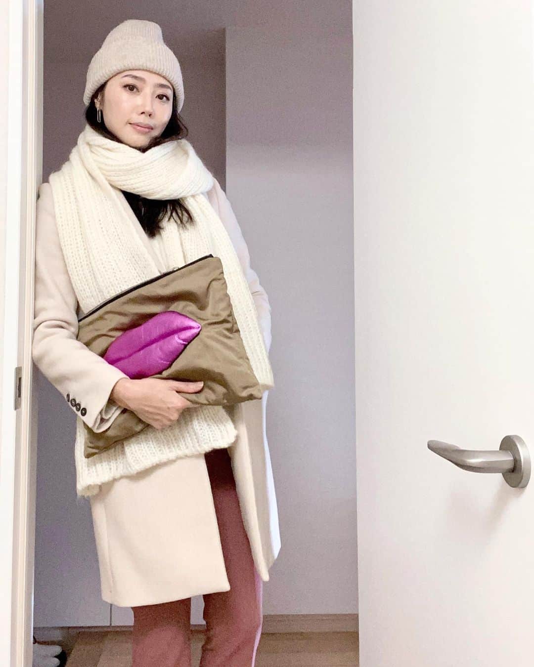 のインスタグラム：「【freezing】 Freezing!!! なんかめっちゃ寒い❄️  ニット帽あるだけで、ほんま暖かい😍  マスクしてると、鼻下からの視界が、あんまり良くなくて、めっちゃ見えにくい、歩きにくい、人とぶつかる、カバンの中に物を入れる時、見えにくいとか、マスクあるある。  Coat @zara  Bottom @zara  Tops @unitedarrowsandsons  Knit hat @zara Bag @ludlow_official   #mask #freezing #zara #zarafashion #ootd #fashionblogger #fashiongram #アラフォーコーデ #アラフォーファッション #アラフォーメイク #アラフォーヘア #アラフォーモデル #アラフォーライフ #whitefashion #followme #クラッチバッグ」