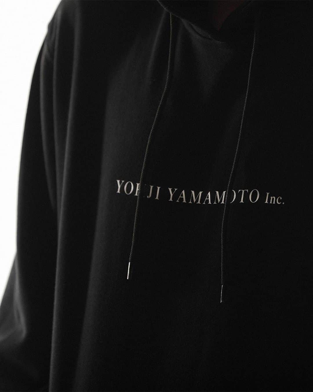 HYPEBEASTさんのインスタグラム写真 - (HYPEBEASTInstagram)「@hypebeaststyle: @yohjiyamamotoofficial and @newerajapan have just launched their second capsule collection, paying homage to Yohji Yamamoto’s phenomenal feats throughout the year. Spotted on a coach jacket are all of Yohji Yamamoto Inc.’s brands and logos developed under the name over the years. The same pattern can be seen adorned on the back of the pullover sweater and the inside of the bucket hat. Hit the link in bio for more details on the limited items.⁠⁠ Photo: New Era Japan」1月30日 9時11分 - hypebeast