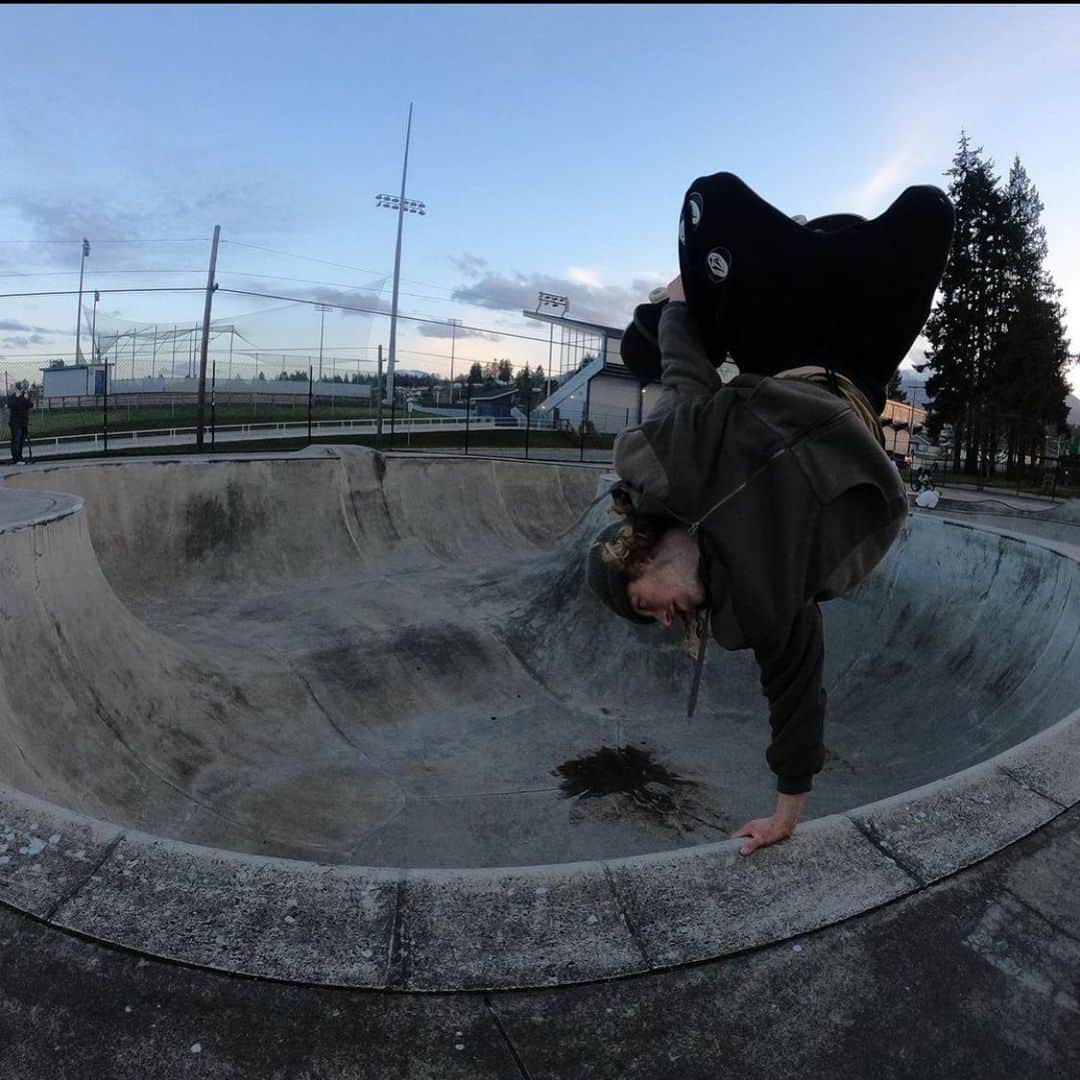 のインスタグラム：「@simonbannerot upside down Photo by @hobo.dave  #Lakai #TheShoesWeSkate」