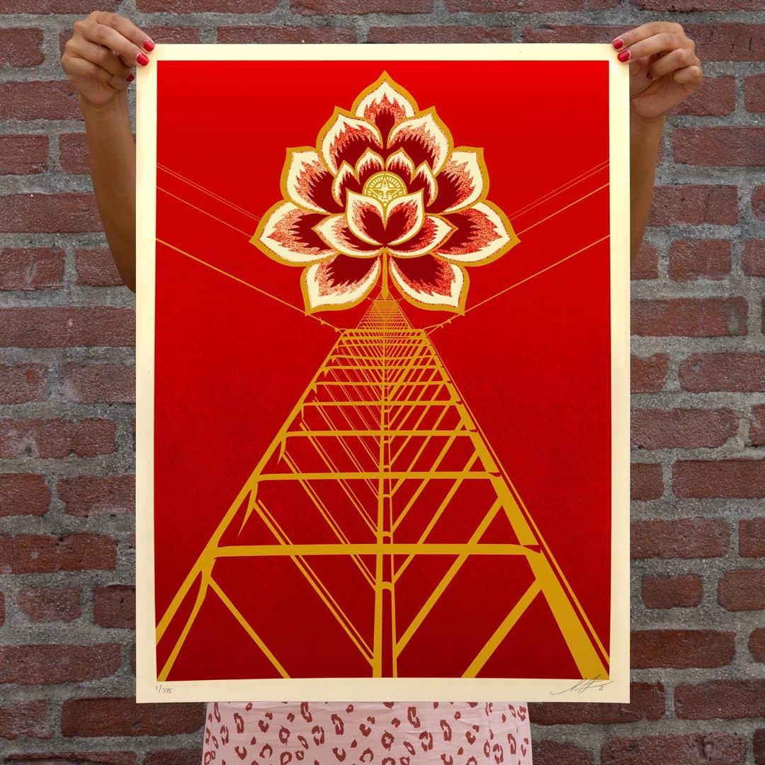 Shepard Faireyさんのインスタグラム写真 - (Shepard FaireyInstagram)「FLOWER POWER (2 COLORWAYS) AVAILABLE TUESDAY, FEBRUARY 2ND!⁠⠀ ⁠⠀ These Flower Power prints are a symbolic urge for a concerted effort to transition off of fossil fuels and to sustainable energy sources. Life, as we know it on Earth, will depend on this transition happening with the support of citizens, government, and corporations. Read “This Changes Everything” by Naomi Klein if you’d like a strong analysis of the severity of the climate crisis and the urgency to transition off of fossil fuels. Proceeds from these prints will benefit @350org to support their work around the climate emergency. Thanks for caring.⁠⠀ -Shepard⁠⠀ ⁠⠀ Flower Power Blue. 18 x 24 inches. Screen print on thick cream Speckletone paper. Signed by Shepard Fairey. Numbered edition of 375. $55. Proceeds go to 350.org. Available on Tuesday, February 2nd @ 10 AM PT at https://store.obeygiant.com/collections/prints. Max order: 1 per customer/household. International customers are responsible for import fees due upon delivery.⁣ Shipping may be delayed due to COVID19. ALL SALES FINAL.⁠⠀ ⁠⠀ Flower Power Red. 18 x 24 inches. Screen print on thick cream Speckletone paper. Signed by Shepard Fairey. Numbered edition of 375. $55. Proceeds go to 350.org. Available on Tuesday, February 2nd @ 10 AM PT at https://store.obeygiant.com/collections/prints. Max order: 1 per customer/household. International customers are responsible for import fees due upon delivery.⁣ Shipping may be delayed due to COVID19. ALL SALES FINAL.」1月30日 9時14分 - obeygiant