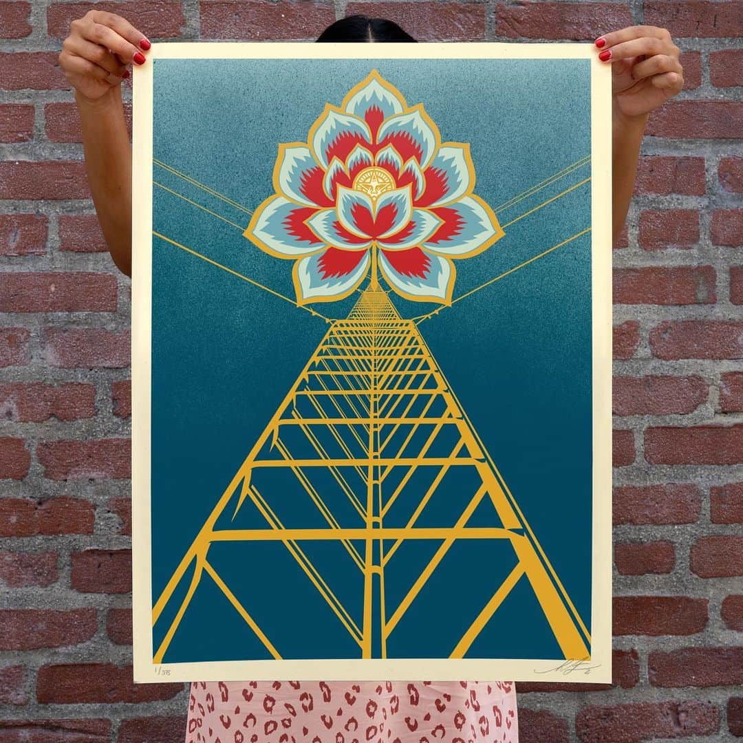 Shepard Faireyのインスタグラム：「FLOWER POWER (2 COLORWAYS) AVAILABLE TUESDAY, FEBRUARY 2ND!⁠⠀ ⁠⠀ These Flower Power prints are a symbolic urge for a concerted effort to transition off of fossil fuels and to sustainable energy sources. Life, as we know it on Earth, will depend on this transition happening with the support of citizens, government, and corporations. Read “This Changes Everything” by Naomi Klein if you’d like a strong analysis of the severity of the climate crisis and the urgency to transition off of fossil fuels. Proceeds from these prints will benefit @350org to support their work around the climate emergency. Thanks for caring.⁠⠀ -Shepard⁠⠀ ⁠⠀ Flower Power Blue. 18 x 24 inches. Screen print on thick cream Speckletone paper. Signed by Shepard Fairey. Numbered edition of 375. $55. Proceeds go to 350.org. Available on Tuesday, February 2nd @ 10 AM PT at https://store.obeygiant.com/collections/prints. Max order: 1 per customer/household. International customers are responsible for import fees due upon delivery.⁣ Shipping may be delayed due to COVID19. ALL SALES FINAL.⁠⠀ ⁠⠀ Flower Power Red. 18 x 24 inches. Screen print on thick cream Speckletone paper. Signed by Shepard Fairey. Numbered edition of 375. $55. Proceeds go to 350.org. Available on Tuesday, February 2nd @ 10 AM PT at https://store.obeygiant.com/collections/prints. Max order: 1 per customer/household. International customers are responsible for import fees due upon delivery.⁣ Shipping may be delayed due to COVID19. ALL SALES FINAL.」