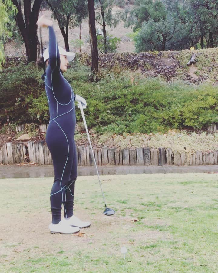 ティファニー・ヨハのインスタグラム：「Man, I’m hearing a lot about the conditions from Torrey today. If y’all had just packed appropriate San Diego 35 degrees & hailing sideways attire, it’d like, TOTALLY be playable. 😂😂😂 #175CarryLeggo」