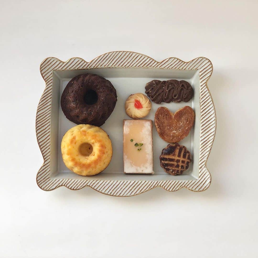 甲斐みのりさんのインスタグラム写真 - (甲斐みのりInstagram)「朝おやつ。 広島「西洋菓子 無花果」の、 ミニクグロフと、クッキーたち。 取り寄せできます。  #朝おやつ朝おやつ #菓子菓子菓子」1月30日 9時19分 - minori_loule