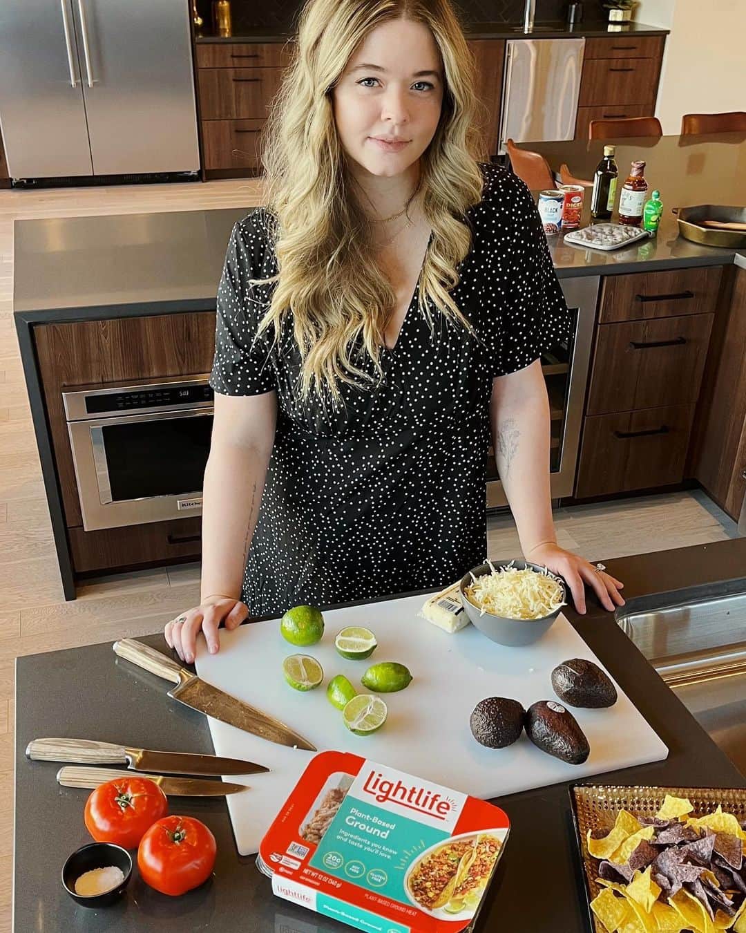 サーシャ・ピーターズのインスタグラム：「As you guys know, I’m always looking for ways to keep myself healthy. I love @lightlifefoods flexible approach to eating for anyone who is also trying to add more plant-based meals to their day – it's called Flexuary! It’s all about balance and having a more flexible mindset, and it works for everyone! I took their quiz and my Flexuary Persona is a Meat-Me-Halfway, ‘cause while I love my plant-based proteins, I still eat meat too! I can’t wait to make this Nacho Recipe they suggested based on my results with their Plant-Based Ground! Take the quiz yourself at lightlife.com/flexuary and tell me what you got! #LightlifePartner #Lightlife #Flexuary」
