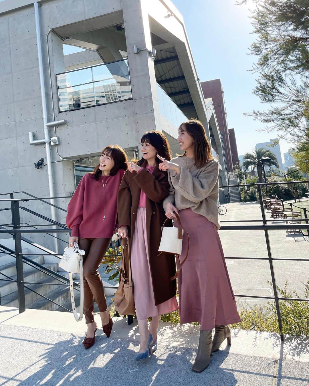 吉田奈央さんのインスタグラム写真 - (吉田奈央Instagram)「大人のpipipipink〜💕  ＊  @ucmsan1205  @arsk729   と大人ピンクコーデしたよ😎  これほんまに合わせたわけじゃなく、その日に偶然が呼びコーデ組みました！  ブラウンをいれることで大人っぽさがでるから子供っぽくみられがちなピンクもこわくない🤪🤪  こうみるとピンクって色んなピンクあるね〜  そして両手に花💐とはこのこと、 美女に囲まれた私は大変幸せでした😏🤎←  唯一この日悔やまれたのはカメラをもって【ハッハー！】と甲高い声をだせなかったこと。#パー子  ＊  写真たくさん載せるね🤳 1番最後の写真が素で好きかもな〜  ＊  #リンクコーデ#おそろコーデ#ピンクコーデ#ブラウンコーデ#イエベ#イエベコーデ#大人カジュアル#きれいめカジュアル#大人ピンク #プチプラコーデ#ママコーデ#mamagirl#classyフォト#雑誌very#ピンクニット#ピンクスカート#ユニクロコーデ#ユニジョ#ザラコーデ#エイチアンドエム#春コーデ#アラサーコーデ#男の子ママ」1月30日 9時32分 - nao70818