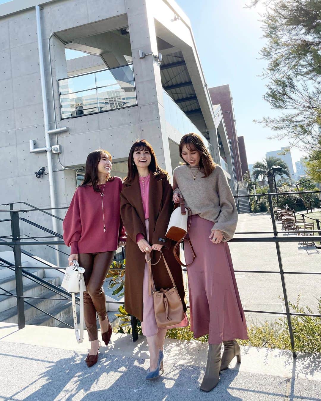 吉田奈央さんのインスタグラム写真 - (吉田奈央Instagram)「大人のpipipipink〜💕  ＊  @ucmsan1205  @arsk729   と大人ピンクコーデしたよ😎  これほんまに合わせたわけじゃなく、その日に偶然が呼びコーデ組みました！  ブラウンをいれることで大人っぽさがでるから子供っぽくみられがちなピンクもこわくない🤪🤪  こうみるとピンクって色んなピンクあるね〜  そして両手に花💐とはこのこと、 美女に囲まれた私は大変幸せでした😏🤎←  唯一この日悔やまれたのはカメラをもって【ハッハー！】と甲高い声をだせなかったこと。#パー子  ＊  写真たくさん載せるね🤳 1番最後の写真が素で好きかもな〜  ＊  #リンクコーデ#おそろコーデ#ピンクコーデ#ブラウンコーデ#イエベ#イエベコーデ#大人カジュアル#きれいめカジュアル#大人ピンク #プチプラコーデ#ママコーデ#mamagirl#classyフォト#雑誌very#ピンクニット#ピンクスカート#ユニクロコーデ#ユニジョ#ザラコーデ#エイチアンドエム#春コーデ#アラサーコーデ#男の子ママ」1月30日 9時32分 - nao70818
