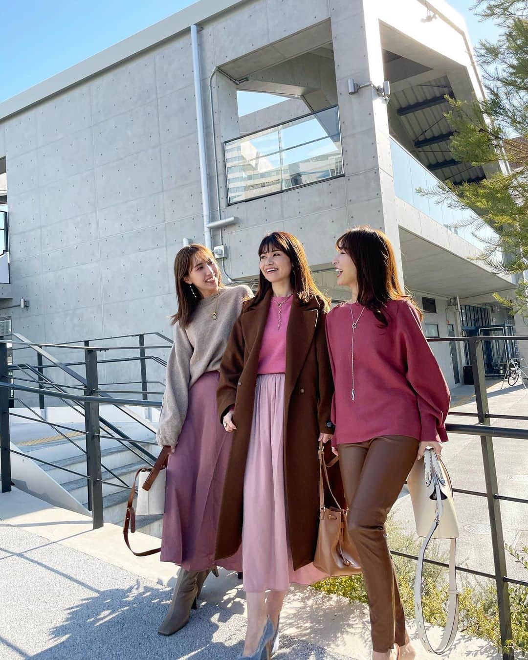 吉田奈央さんのインスタグラム写真 - (吉田奈央Instagram)「大人のpipipipink〜💕  ＊  @ucmsan1205  @arsk729   と大人ピンクコーデしたよ😎  これほんまに合わせたわけじゃなく、その日に偶然が呼びコーデ組みました！  ブラウンをいれることで大人っぽさがでるから子供っぽくみられがちなピンクもこわくない🤪🤪  こうみるとピンクって色んなピンクあるね〜  そして両手に花💐とはこのこと、 美女に囲まれた私は大変幸せでした😏🤎←  唯一この日悔やまれたのはカメラをもって【ハッハー！】と甲高い声をだせなかったこと。#パー子  ＊  写真たくさん載せるね🤳 1番最後の写真が素で好きかもな〜  ＊  #リンクコーデ#おそろコーデ#ピンクコーデ#ブラウンコーデ#イエベ#イエベコーデ#大人カジュアル#きれいめカジュアル#大人ピンク #プチプラコーデ#ママコーデ#mamagirl#classyフォト#雑誌very#ピンクニット#ピンクスカート#ユニクロコーデ#ユニジョ#ザラコーデ#エイチアンドエム#春コーデ#アラサーコーデ#男の子ママ」1月30日 9時32分 - nao70818