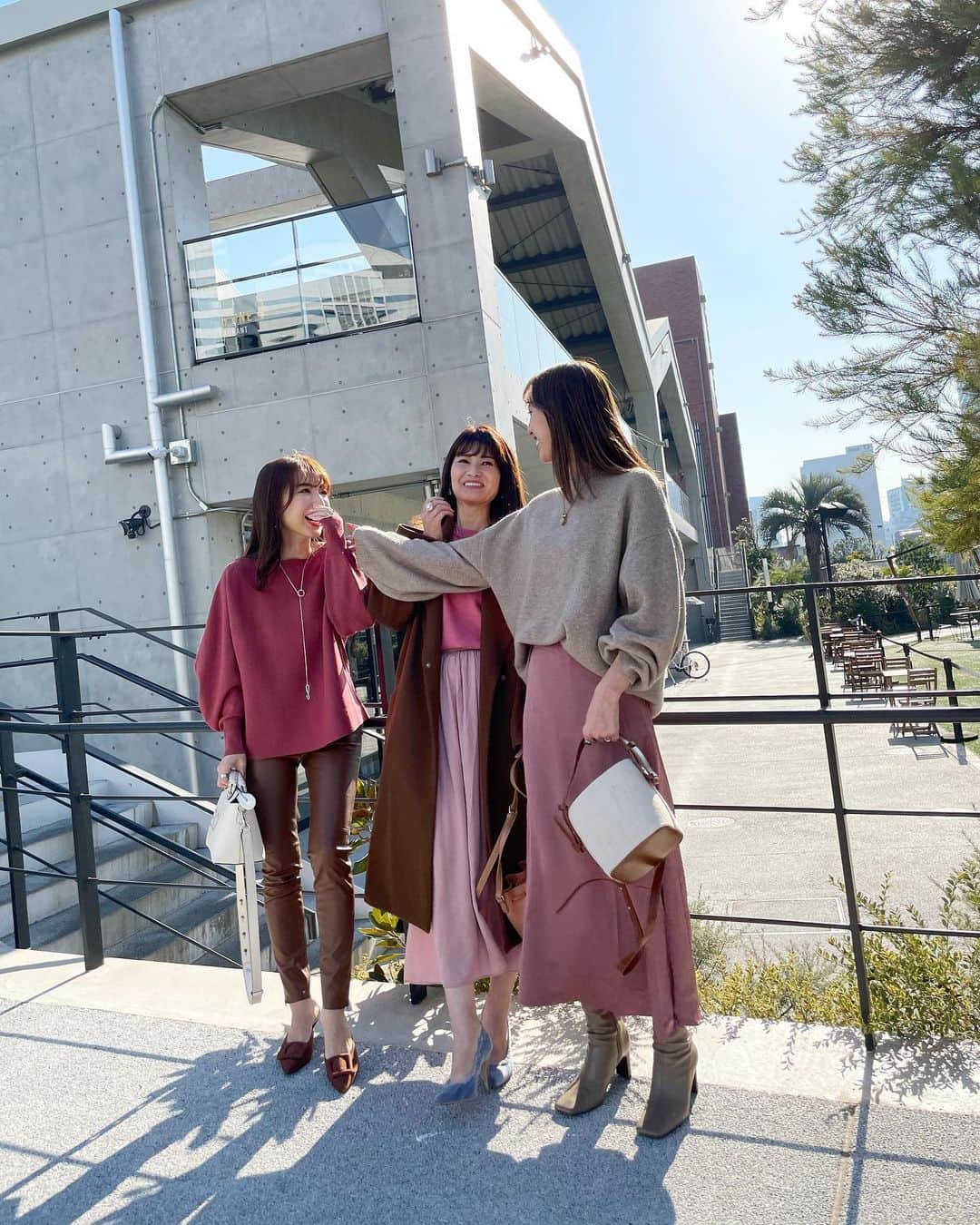 吉田奈央さんのインスタグラム写真 - (吉田奈央Instagram)「大人のpipipipink〜💕  ＊  @ucmsan1205  @arsk729   と大人ピンクコーデしたよ😎  これほんまに合わせたわけじゃなく、その日に偶然が呼びコーデ組みました！  ブラウンをいれることで大人っぽさがでるから子供っぽくみられがちなピンクもこわくない🤪🤪  こうみるとピンクって色んなピンクあるね〜  そして両手に花💐とはこのこと、 美女に囲まれた私は大変幸せでした😏🤎←  唯一この日悔やまれたのはカメラをもって【ハッハー！】と甲高い声をだせなかったこと。#パー子  ＊  写真たくさん載せるね🤳 1番最後の写真が素で好きかもな〜  ＊  #リンクコーデ#おそろコーデ#ピンクコーデ#ブラウンコーデ#イエベ#イエベコーデ#大人カジュアル#きれいめカジュアル#大人ピンク #プチプラコーデ#ママコーデ#mamagirl#classyフォト#雑誌very#ピンクニット#ピンクスカート#ユニクロコーデ#ユニジョ#ザラコーデ#エイチアンドエム#春コーデ#アラサーコーデ#男の子ママ」1月30日 9時32分 - nao70818