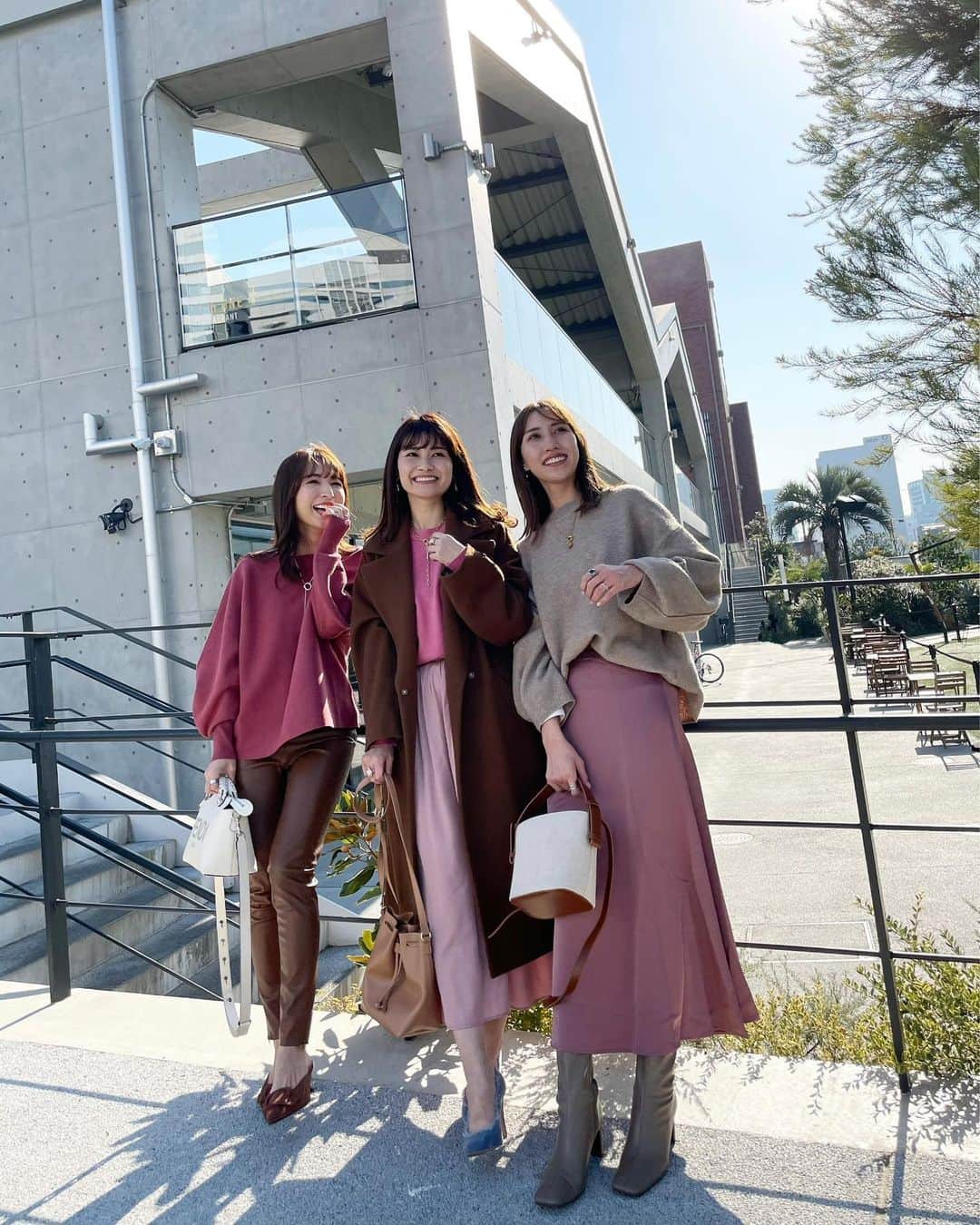 吉田奈央さんのインスタグラム写真 - (吉田奈央Instagram)「大人のpipipipink〜💕  ＊  @ucmsan1205  @arsk729   と大人ピンクコーデしたよ😎  これほんまに合わせたわけじゃなく、その日に偶然が呼びコーデ組みました！  ブラウンをいれることで大人っぽさがでるから子供っぽくみられがちなピンクもこわくない🤪🤪  こうみるとピンクって色んなピンクあるね〜  そして両手に花💐とはこのこと、 美女に囲まれた私は大変幸せでした😏🤎←  唯一この日悔やまれたのはカメラをもって【ハッハー！】と甲高い声をだせなかったこと。#パー子  ＊  写真たくさん載せるね🤳 1番最後の写真が素で好きかもな〜  ＊  #リンクコーデ#おそろコーデ#ピンクコーデ#ブラウンコーデ#イエベ#イエベコーデ#大人カジュアル#きれいめカジュアル#大人ピンク #プチプラコーデ#ママコーデ#mamagirl#classyフォト#雑誌very#ピンクニット#ピンクスカート#ユニクロコーデ#ユニジョ#ザラコーデ#エイチアンドエム#春コーデ#アラサーコーデ#男の子ママ」1月30日 9時32分 - nao70818