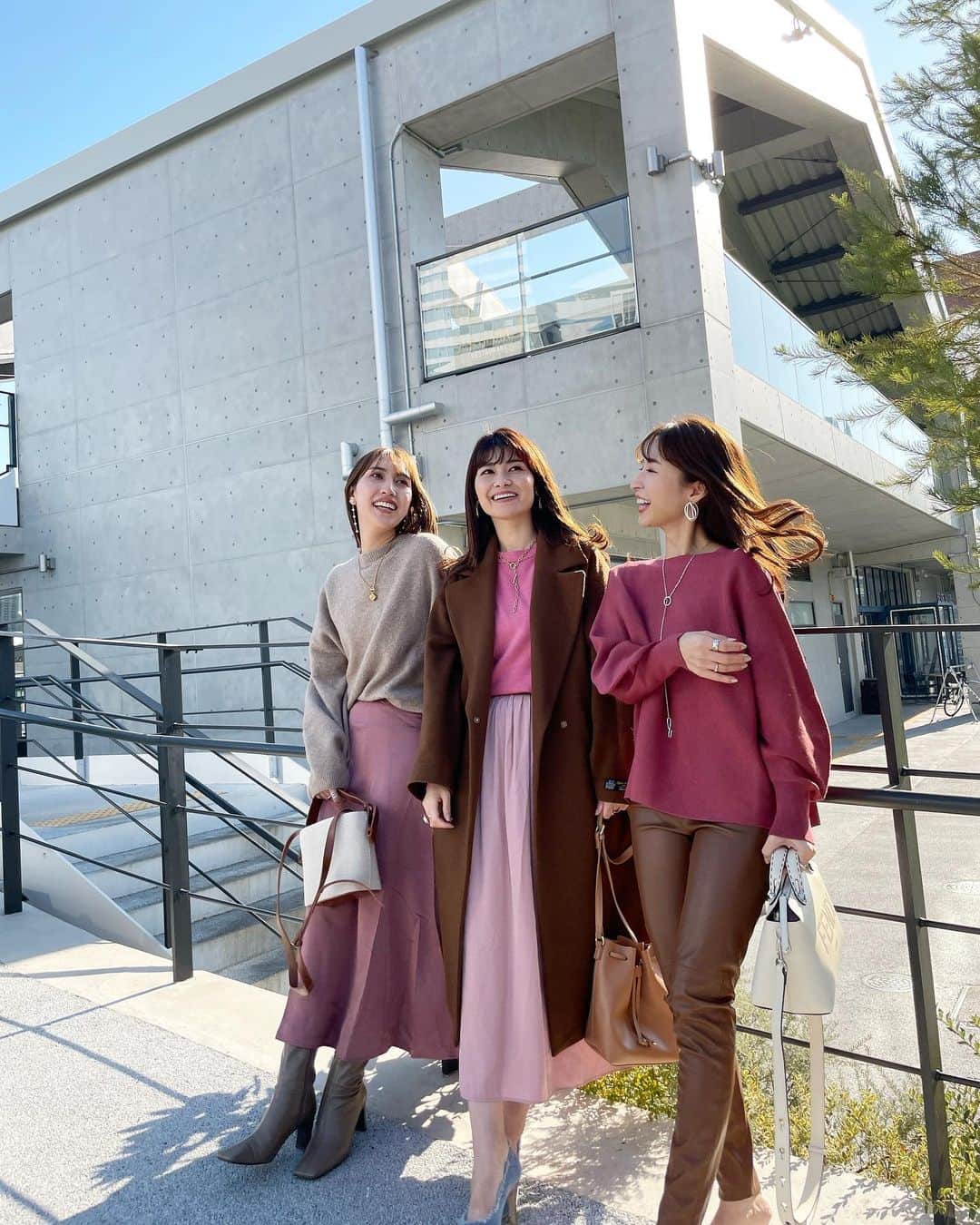 吉田奈央さんのインスタグラム写真 - (吉田奈央Instagram)「大人のpipipipink〜💕  ＊  @ucmsan1205  @arsk729   と大人ピンクコーデしたよ😎  これほんまに合わせたわけじゃなく、その日に偶然が呼びコーデ組みました！  ブラウンをいれることで大人っぽさがでるから子供っぽくみられがちなピンクもこわくない🤪🤪  こうみるとピンクって色んなピンクあるね〜  そして両手に花💐とはこのこと、 美女に囲まれた私は大変幸せでした😏🤎←  唯一この日悔やまれたのはカメラをもって【ハッハー！】と甲高い声をだせなかったこと。#パー子  ＊  写真たくさん載せるね🤳 1番最後の写真が素で好きかもな〜  ＊  #リンクコーデ#おそろコーデ#ピンクコーデ#ブラウンコーデ#イエベ#イエベコーデ#大人カジュアル#きれいめカジュアル#大人ピンク #プチプラコーデ#ママコーデ#mamagirl#classyフォト#雑誌very#ピンクニット#ピンクスカート#ユニクロコーデ#ユニジョ#ザラコーデ#エイチアンドエム#春コーデ#アラサーコーデ#男の子ママ」1月30日 9時32分 - nao70818