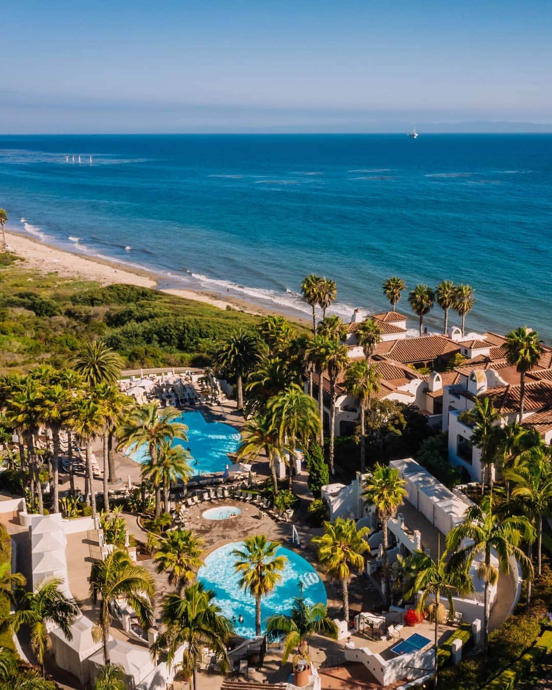 リッツ・カールトンのインスタグラム：「Along sun-kissed bluffs, new #RCMemories unfold with every wave at The Ritz-Carlton Bacara, #SantaBarbara.」