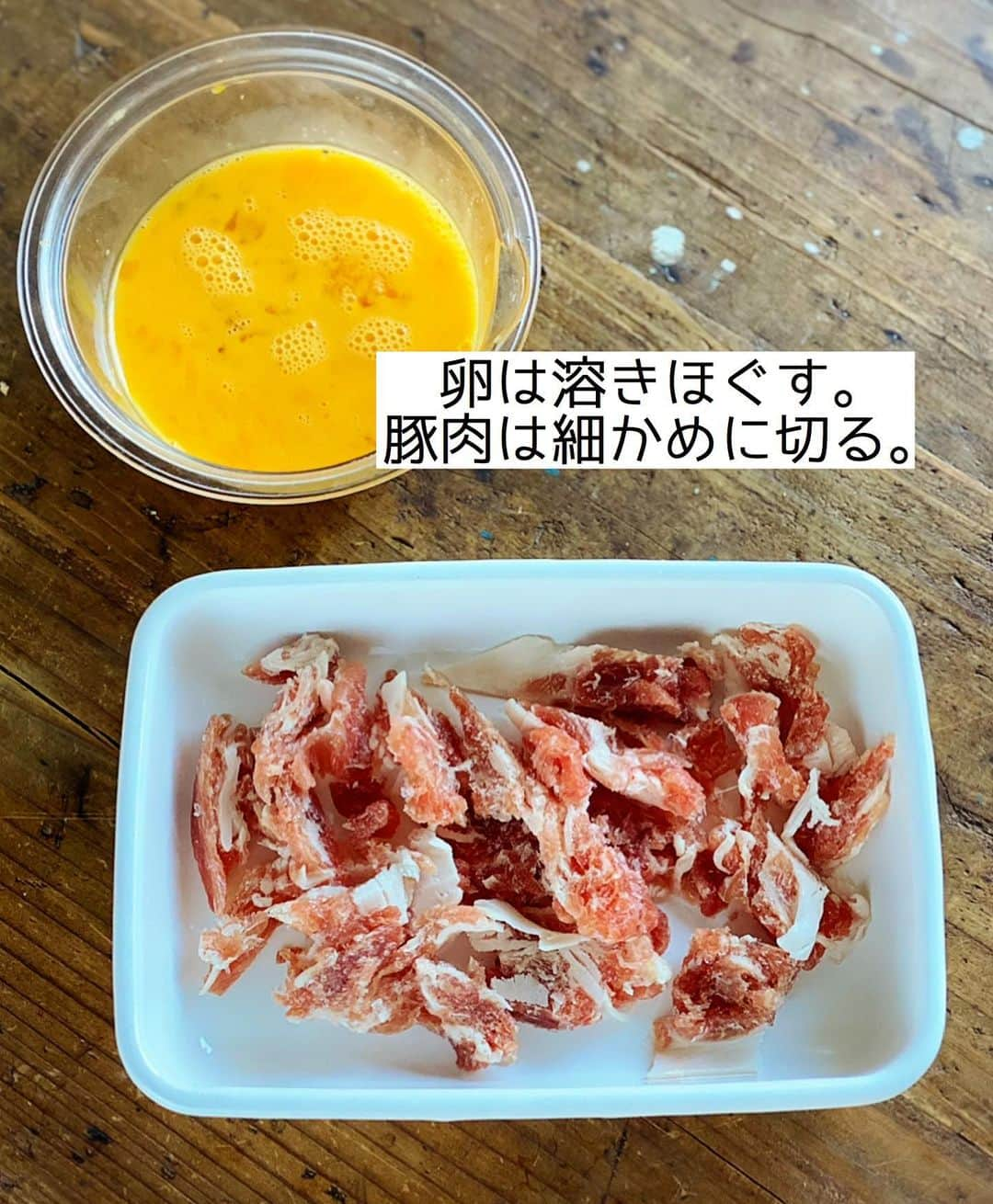 Mizuki【料理ブロガー・簡単レシピ】さんのインスタグラム写真 - (Mizuki【料理ブロガー・簡単レシピ】Instagram)「・﻿ 【#レシピ 】ーーーーーーーーーーー﻿ 包まない！豚もやしのとん平焼き風﻿ ーーーーーーーーーーーーーーーーー﻿ ﻿ ﻿ ﻿ おはようございます(*^^*)﻿ ﻿ 今日ご紹介させていただくのは﻿ コスパ抜群の節約おかず♩﻿ \ 豚もやしのとん平焼き風 /﻿ ﻿ 豚こまとたっぷりのもやしで﻿ ボリューム満点に仕上げました♡﻿ チーズも加えることで﻿ コクと風味が増しますよ〜！﻿ ﻿ 卵で包まないから﻿ 超簡単に作れます(*´艸`)﻿ よかったらお試し下さいね♩﻿ ﻿ ﻿ ﻿ ＿＿＿＿＿＿＿＿＿＿＿＿＿＿＿＿＿＿＿＿﻿ 【2人分】﻿ 豚こま切れ肉...100g﻿ もやし...1袋(200g)﻿ 塩こしょう...少々﻿ 卵...3個﻿ ピザ用チーズ...40g﻿ サラダ油...大1﻿ ソース・マヨネーズ・青のり...各適量﻿ ﻿ 1.卵は溶きほぐす。豚肉は細かめに切る。﻿ 2.フライパンにサラダ油を中火で熱して豚肉を炒める。火が通ったらもやしも加えてさっと炒めて塩こしょうを振る。﻿ 3.溶き卵を回し入れて軽く混ぜ、チーズをのせる。卵に焼き色が付いたら半分に折り畳んで器に盛り、ソース、マヨネーズ、青のりをかける。﻿ ￣￣￣￣￣￣￣￣￣￣￣￣￣￣￣￣￣￣￣￣﻿ ﻿ ﻿ ﻿ ﻿ 《ポイント》﻿ ♦︎卵を加えたら全体に行き渡るようにほんの軽く混ぜればOK♩﻿ ♦︎半分に折り畳む時は大きめのフライ返しを使うと便利です♩多少破れても気にしません(笑)﻿ ♦︎ソースはお好みのものでどうぞ♩﻿ ﻿ ﻿ ﻿ ﻿ ﻿ ﻿ ﻿ ﻿ ﻿ ⭐️発売中⭐️﻿ ＿＿＿＿＿＿＿＿＿＿＿＿＿＿＿＿＿＿﻿ ホケミレシピの決定版♩﻿ \はじめてでも失敗しない/﻿ 📙#ホットケーキミックスのお菓子 📙﻿ ﻿ NHKまる得マガジンテキスト☆﻿ ホットケーキミックスで﻿ 📗絶品おやつ&意外なランチ📗﻿ ﻿ しんどくない献立、考えました♩﻿ \15分でいただきます/﻿ 📕#Mizukiの2品献立 📕﻿ ﻿ 和食をもっとカジュアルに♩﻿ \毎日のごはんがラクになる/﻿ 📘#Mizukiの今どき和食 📘﻿ ﻿ 重版しました！﻿ ありがとうございます😭﻿ 📗ラクしておいしい！#1品晩ごはん 📗﻿ ﻿ 摂食障害から料理研究家になるまでを綴った﻿ はじめてのエッセイ本﻿ 📙#普通のおいしいをつくるひと 📙﻿ ￣￣￣￣￣￣￣￣￣￣￣￣￣￣￣￣￣￣￣﻿ ﻿ ﻿ ﻿ ﻿ ﻿ ＿＿＿＿＿＿＿＿＿＿＿＿＿＿＿＿＿＿﻿ レシピを作って下さった際や﻿ レシピ本についてのご投稿には﻿ タグ付け( @mizuki_31cafe )して﻿ お知らせいただけると嬉しいです😊💕﻿ ￣￣￣￣￣￣￣￣￣￣￣￣￣￣￣￣￣￣﻿ ﻿ ﻿ ﻿ ﻿ ﻿ #とん平焼き#豚肉#もやし#卵#Mizuki#簡単レシピ#時短レシピ#節約レシピ#料理#フーディーテーブル#マカロニメイト#おうちごはん#デリスタグラマー#料理好きな人と繋がりたい#おうちごはんlover#写真好きな人と繋がりたい#foodpic#cooking#recipe#lin_stagrammer#foodporn#yummy#f52grams#とん平焼き風m」1月30日 9時26分 - mizuki_31cafe