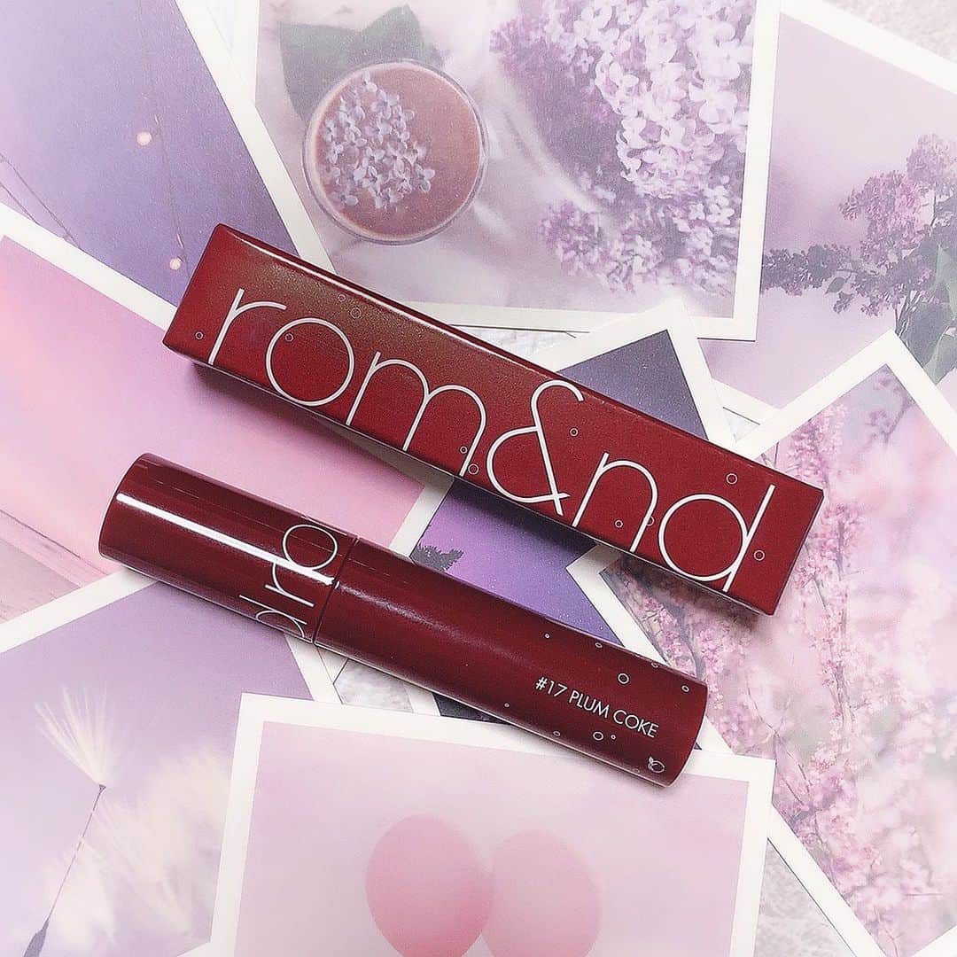 板野優花のインスタグラム：「💄ロムアンド ジューシーラスティングティント @romand_jp  ・ この前買ったティント気に入りすぎて さらに追加で他のカラーも買ってきた💋 ・ 前の2色はピンク味が強かったから 今回は赤みが強くてダークな雰囲気のものを🙆‍♀️💓 パッケージも色の名前に因んでいるのか この子だけシュワシュワの柄が入ってて可愛い☺️✨ ・ 撮影会の時に使ったんだけど マスクつけたり外したりしても 塗り直しの必要ないしほとんど塗り直さなくても ちゃんと色味残ってて相変わらず凄かった✨ ・ 2枚目の写真も朝塗ったきり塗り直してないけど これだけ色持ちしてるから本当に優秀👏🏻💓 写真はきーやんさんが撮ってくれた写真🥰 ・ #ロムアンド #ジューシーラスティングティント  #romand #juicylastingtint #plumcoke  #ブルベメイク #おすすめコスメ #マスクメイク #ティントリップ #韓国コスメ #コスメ好きな人と繋がりたい #おしゃれさんと繋がりたい #美意識向上 #置き画 #置き画くら部 #100均インテリア #100均 #テーブルフォト #ゆーろの可愛いメモ」