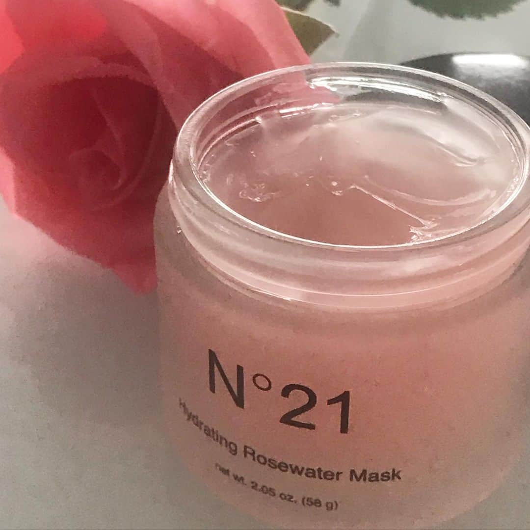 アディクションのインスタグラム：「Morning Routine. After washing my face, very first thing I put this “Hydrating Rose Mask “ for about 20 min!  Entire face or some area I need hydration ! Much better than sheet mask for me since I get itchy from the sheet. Feels amazing through out the day, well hydrated!」