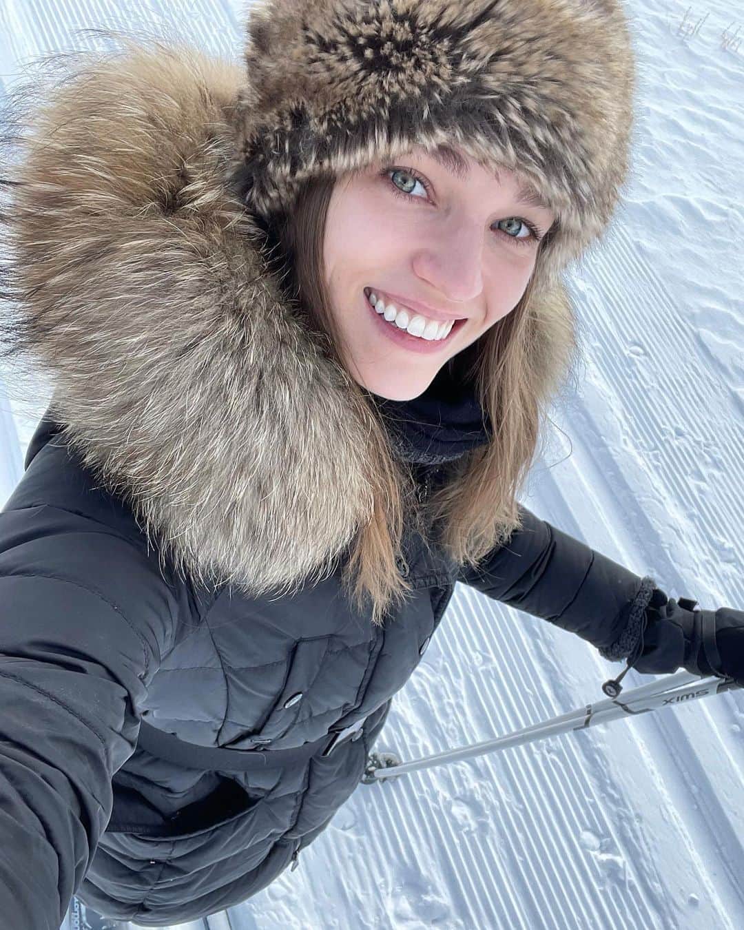 サマンサ・グラドヴィルのインスタグラム：「Cross country skiing was so fun and beautiful! Forgot to ask how to stop though 🤔🤣 #crosscountryskiing #aspen #mountainview」