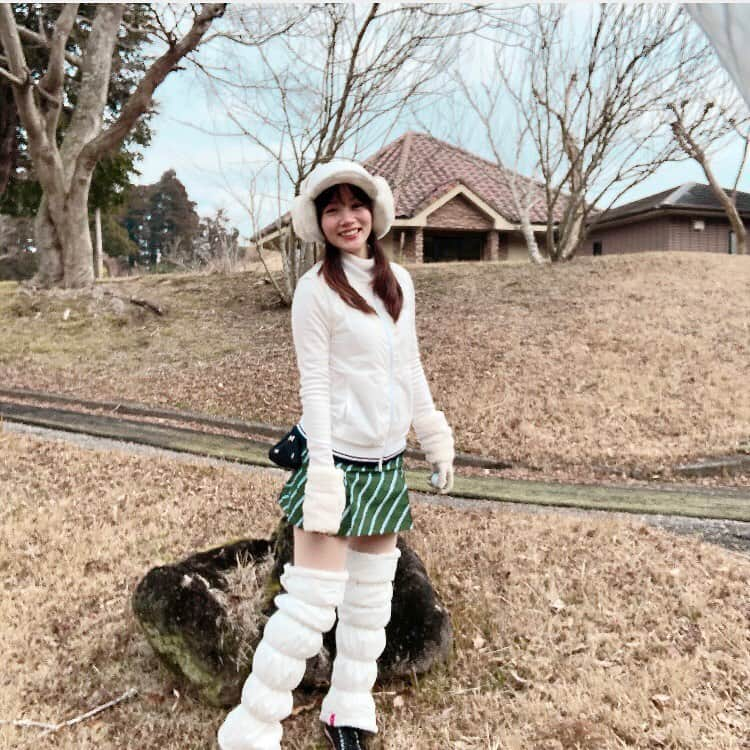 古田ちさこさんのインスタグラム写真 - (古田ちさこInstagram)「今年初ラウンド⛳️﻿  📍 #ベルセルバカントリークラブ  ﻿ 練習できず、2021年ファーストショットぽんこつ〜〜🥲﻿ どうぞ笑ってください…💫﻿ ﻿ グリーンが凍ってたり、林の中で霜柱を踏んだり冬を感じました❄️﻿ ﻿ ウェアはブルゾンとスカートが #FIDRA @fdr_golf_select 🧡﻿ ブルゾンの袖を外してベストにしています🦺﻿ ﻿ 暖かいのに軽くて動きやすいし、 体固まりがちな冬でも颯爽と動けて良い…✨✨﻿ ﻿ #golf#ゴルフ#ゴルフラウンド#ゴルフ⛳️﻿ #ゴルフ女子#golffashion#ゴルフコーデ﻿ #ゴルフウェア#ゴルフコース#ゴルフスイング  #千葉ゴルフ#golflife#フィドラ#ゴルフ場  #rienda#riendaコーデ#冬ゴルフ#golfwear  #カープ女子#ゴルフ好きな人と繋がりたい﻿ #golfgirl#golfisfun#golfcourse#⛳️」1月30日 9時29分 - chisakofuruta