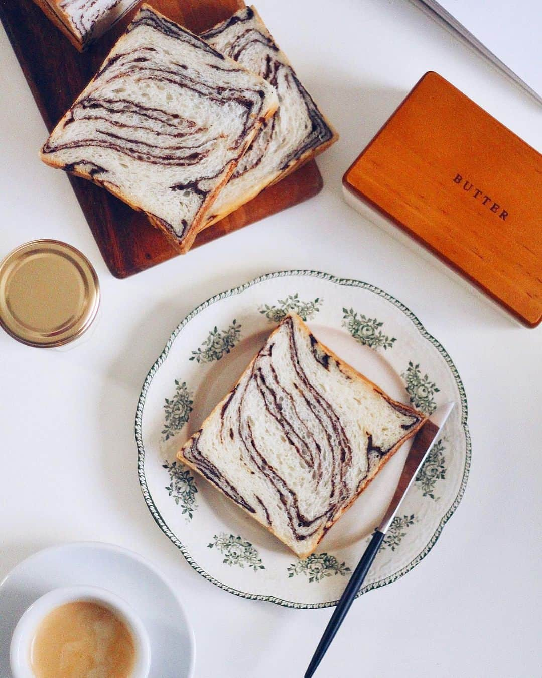 りえさんのインスタグラム写真 - (りえInstagram)「* * ☑︎Chocolate marble bread  * * 久しぶりの折り込み食パン。 折り込みシートから作ったので なんとはなしに達成感。 * * 休日は朝昼晩のご飯をずっと考えてる気がする。 お昼に夫が起き出して、そのままお昼を買いに行ってもらうか作ってもらうのだけれど。 はてさて今日はお昼ご飯何にしよう𓈓𓃠 * *」1月30日 9時29分 - chocolat_rie