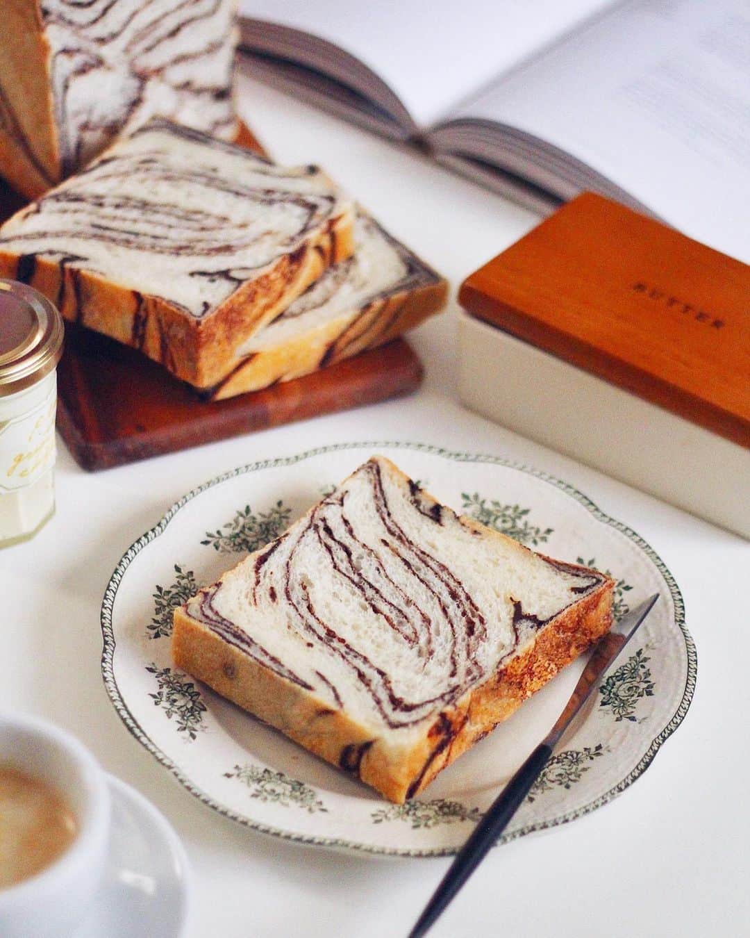 りえのインスタグラム：「* * ☑︎Chocolate marble bread  * * 久しぶりの折り込み食パン。 折り込みシートから作ったので なんとはなしに達成感。 * * 休日は朝昼晩のご飯をずっと考えてる気がする。 お昼に夫が起き出して、そのままお昼を買いに行ってもらうか作ってもらうのだけれど。 はてさて今日はお昼ご飯何にしよう𓈓𓃠 * *」