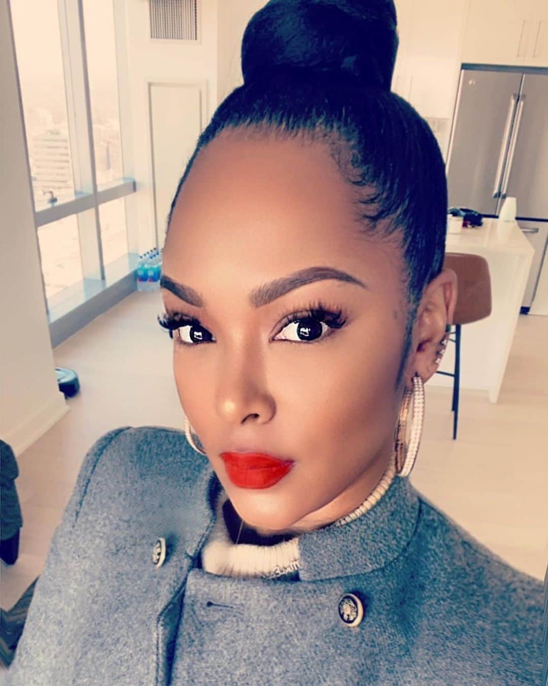 キーシャ・エップスのインスタグラム：「Always a sucka’ for a red lip but this coat, I just might catch a repeat offender charge😂  I gotchu...it’s called Creeper by @colourpopcosmetics 💋  #MatteRedLips #ItsFriday💃🏽」