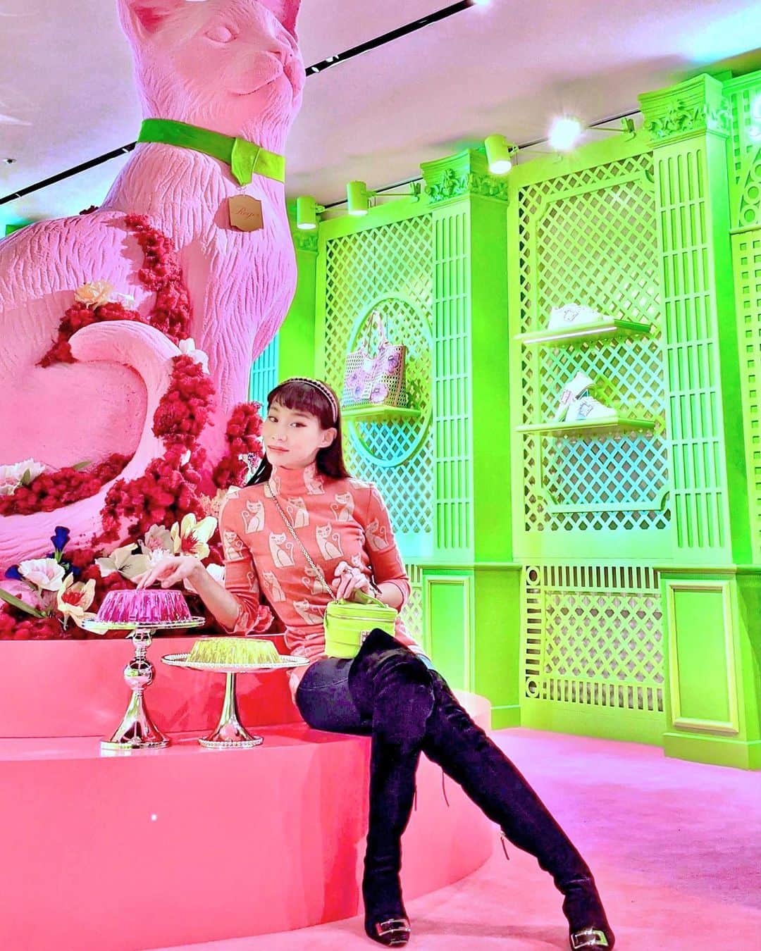 マドモアゼル・ユリアのインスタグラム：「昨日はロジェヴィヴィエの展示会にお邪魔しました💚 ゲラルドの世界観や色彩感覚やっぱり大好き。人を幸せにするクリエーションって凄いなって改めて思った。 ちなみに、一緒に行った京都の工房巡りの旅で、草履にインスパイアされたらしく、美しいサンダルも作ってました😍 インビテーションにピンクの猫のイラストが書いてあったから、miumiuの猫さんニットを着て行きました🐈🧶 由衣ちゃんにも偶然会えて嬉しかったな💖 @rogervivier @gherardofelloni #rogervivier #ロジェヴィヴィエ」