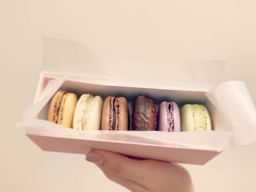 のインスタグラム：「LADUREEのマカロンを初めて食べました🍴( ¨̮ )💬💕  せっかくなので6種類バラバラの味でいただきます✨  はぁぁん！ 全部美味しくて、見た目も可愛い...(*´﹃｀*) 特にキャラメルとショコラが甘党の私には最強ですｯｯ！  箱が可愛かったので、お部屋に飾りました☺️」