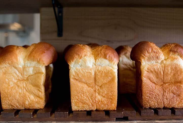 丘の上のパン屋 さんのインスタグラム写真 - (丘の上のパン屋 Instagram)「2021.01.30﻿ ﻿ おはようございます、﻿ 丘の上のパン屋です。﻿ ﻿ 朝9時から焼き立てパンを豊富にご用意してお待ちしております。﻿ ﻿ 今月からスタートしています、季節限定の「金柑とクリームチーズのデニッシュ」たいへん好評いただいております。本日もたくさんご用意しておりますので、ぜひお召し上がりください。﻿ ﻿ テラス席もございますので、ぜひ珈琲やムレスナのフレーバーティーなどと一緒にお召し上がりください。ドリンクはテイクアウトも承ります。﻿ ﻿ デニッシュは人気商品のため、売り切れ次第当日分終了となります。﻿ ﻿ ●季節限定のデニッシュ一覧﻿ ・金柑とクリームチーズのデニッシュ﻿ ・国産和栗のデニッシュ﻿ ・安納芋のデニッシュ﻿ ・自家製タルトタタンのデニッシュ﻿ ・完熟苺のデニッシュ﻿ ﻿ デニッシュのギフト用の箱詰めサービス（お箱代110円）を行っています、ぜひご利用ください。﻿ ﻿ 入店制限のため、外でお待ち頂いてしまう可能性もあります、ご理解・ご協力いただけると幸いです。﻿ ﻿ 今日も焼き立てパンとともに﻿ 宜しくお願い致します。﻿ ﻿ ﻿ −−−−−−−−−﻿ ﻿ 💬 チョコーレン﻿ ﻿ 2月頃までの期間限定、数量限定の販売となります。﻿ ご予約も承りますので是非お召し上がりください。﻿ ﻿ −−−−−−−−−﻿ ﻿ 💬 新型コロナウイルスの感染予防対策﻿ ﻿ ・営業時間 9:00～17:00﻿ ・定休日 月曜日、火曜日﻿ ・テラス席の利用は、30分となります﻿ ・テラス席でのゴミは各自お持ち帰りください﻿ ・3名様までの入店制限﻿ ・マスクの着用﻿ ・お並びの際は間隔を約2m程開けて頂く﻿ ・入退店時の手指消毒﻿ ﻿ 店内は窓を開け、大型換気扇と空気清浄機を設置しております。﻿ ﻿ エコバッグご持参頂きましたお客様には、ご自身でのお包みをご協力頂き、使用したテーブルはその都度消毒しております。﻿ ﻿ 窮屈なお願いばかり申し上げて、申し訳ございません。﻿ ﻿ 感染拡大防止にご協力頂けたら幸いです。﻿ ﻿ −−−−−−−−−﻿ ﻿ 💬 マイバックをご持参ください﻿ ﻿ レジ袋は有料となります。﻿ ゴミ削減にご協力お願い致します。﻿ ﻿ −−−−−−−−−﻿ ﻿ 💬 ご予約について﻿ ﻿ ●予約可能商品﻿ ・食パン(9:30/14:00)﻿ ・カンパーニュ﻿ ・バゲット﻿ ・エッグタルト﻿ ・チョコーレン﻿ ﻿ ※グルテンフリー米粉パン(プレーン、大納言)﻿ ※一升パン﻿ (※は木、金のお渡しになります)﻿ ﻿ 📞 045-530-9683（クロワッサン🥐）﻿ ﻿ −−−−−−﻿ ﻿ 🏷﻿ #丘の上のパン屋 #金柑 #デニッシュ #横浜 #青葉区 #たまプラーザ #ベーカリーカフェ #パン屋 #パン #パン屋さん #横浜パン屋 #🍞 #焼き立てパン #美しが丘 #美しが丘西 #田園都市線 #天然酵母 #国産小麦 #農薬不使用 #上白糖不使用 #脱プラスチック #bakery #boulangerie #boulanger #yokohama #instabread #sourdough」1月30日 9時40分 - okanouenopanya